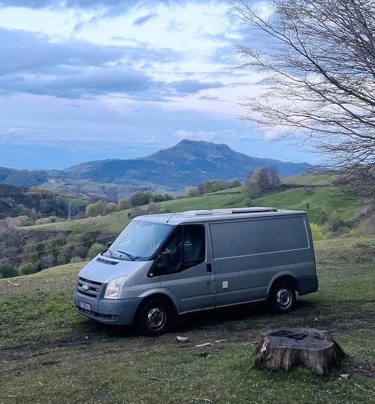 Vista del vehículo ángulo delantero Ford FORD TRANSIT - Yescapa