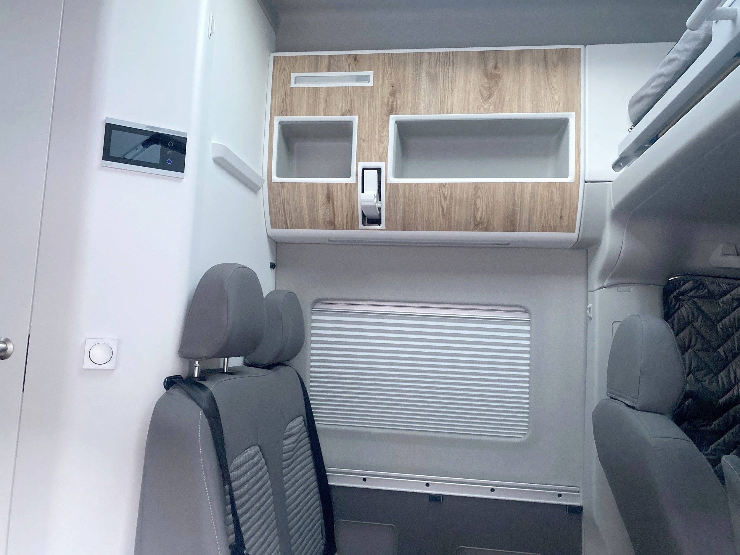 Dining Area Volkswagen Gran California - Yescapa