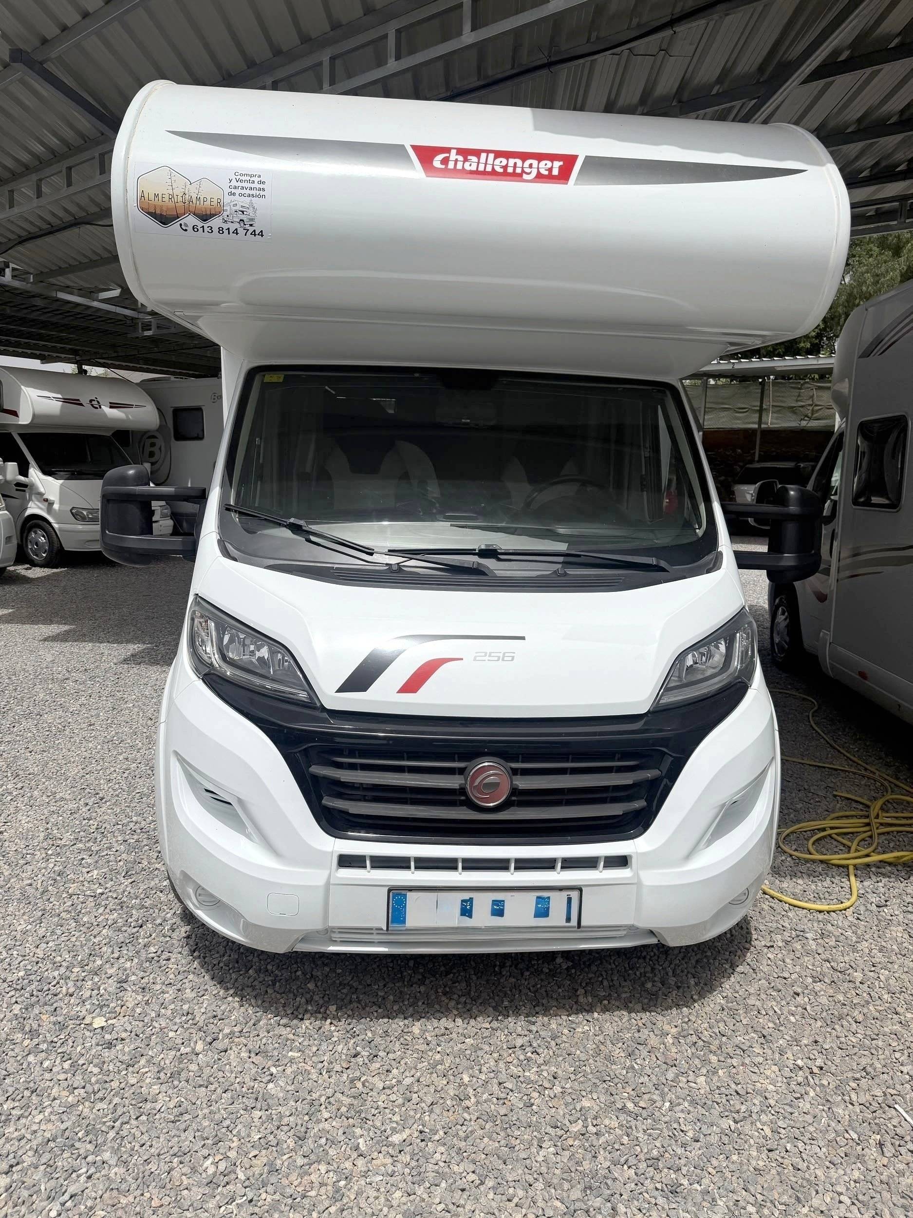 Vista del vehicle angle davanter Fiat - Yescapa
