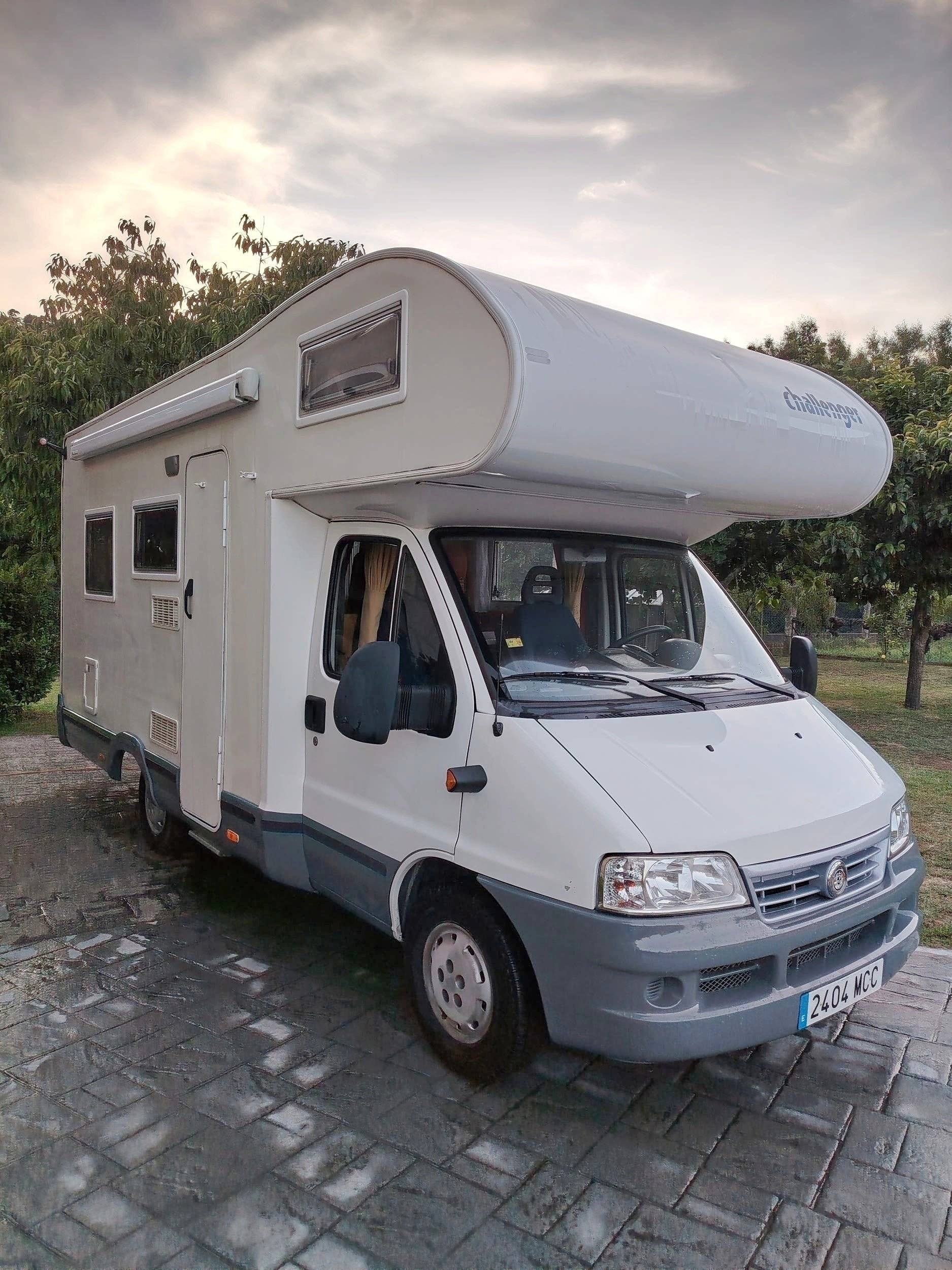 Vista de 3/4 Iveco Ducato 2,3 l 115 ch - Yescapa