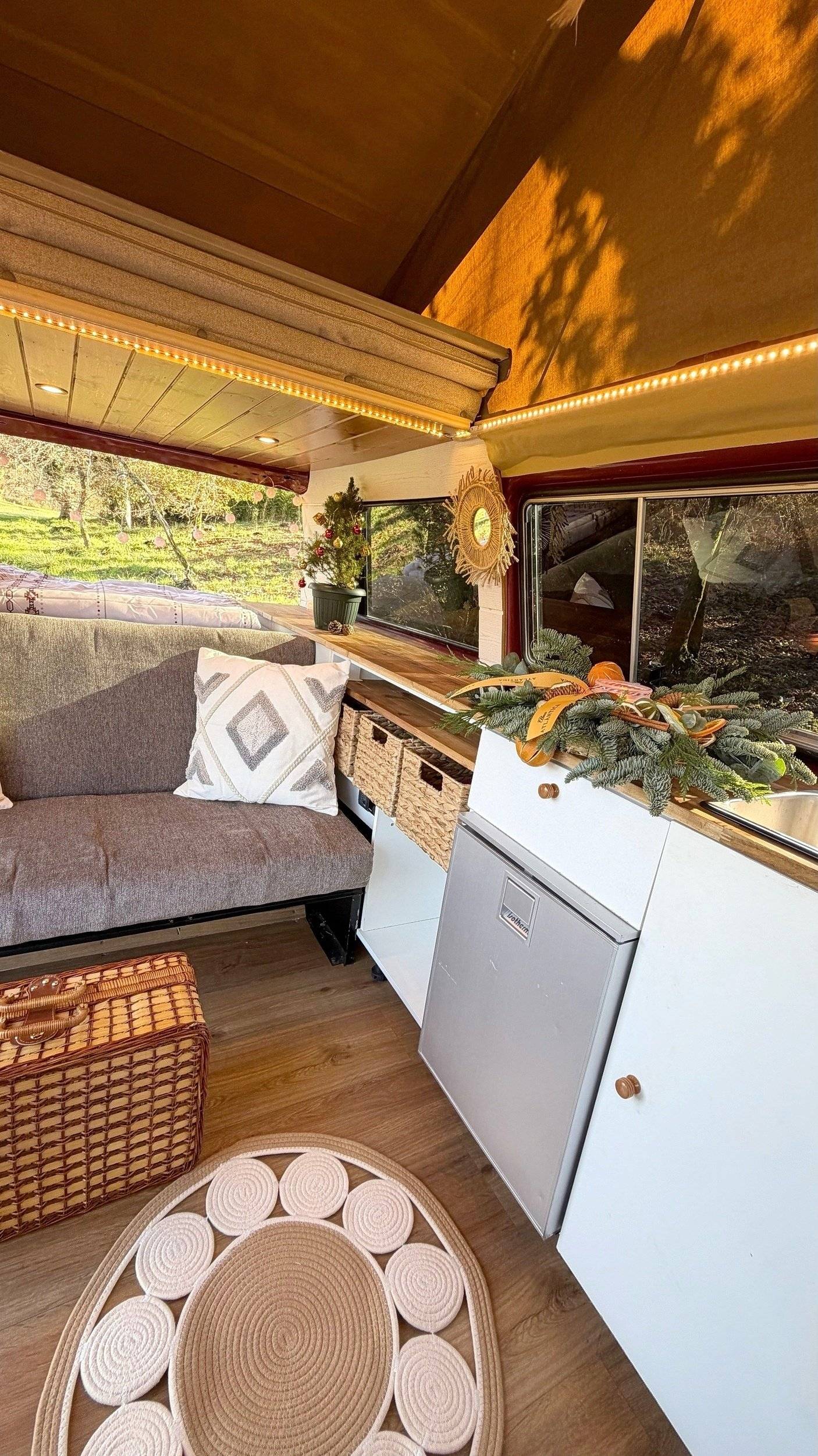 Dining Area Volkswagen - Yescapa