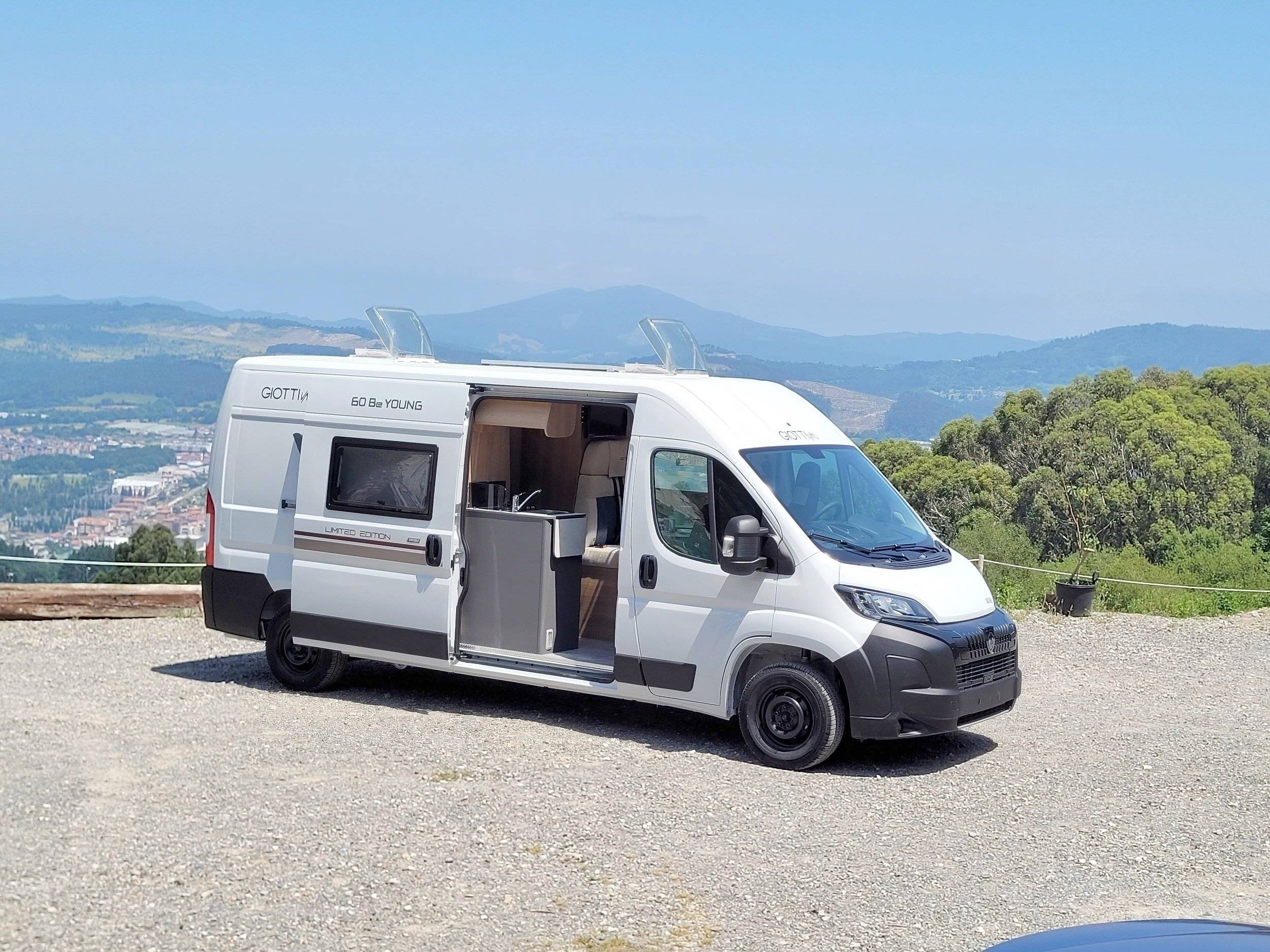 Vista del vehículo ángulo delantero Peugeot - Yescapa