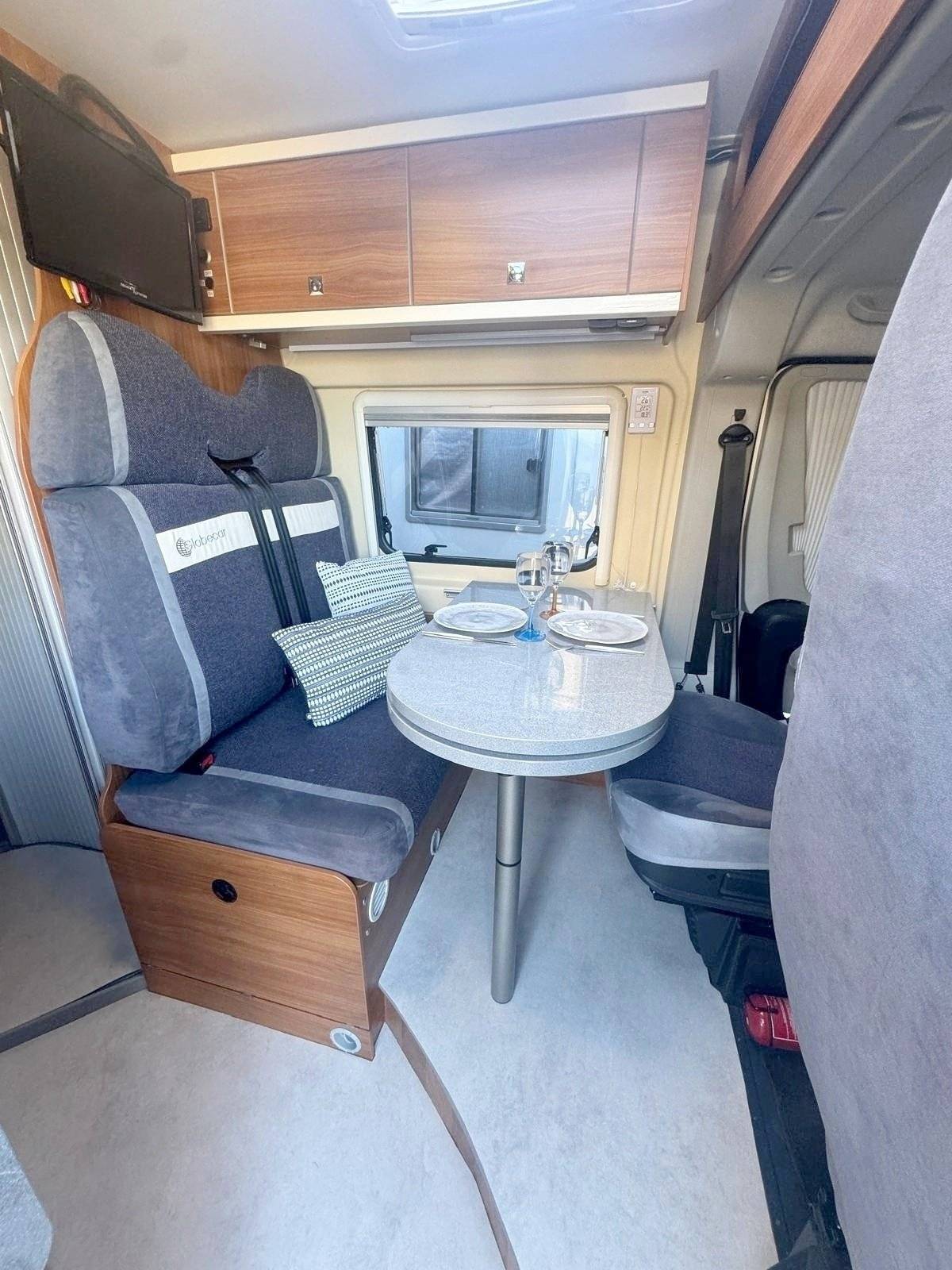 Dining Area Fiat Fiat Multijet 2   2,3 L   150 CV - Yescapa