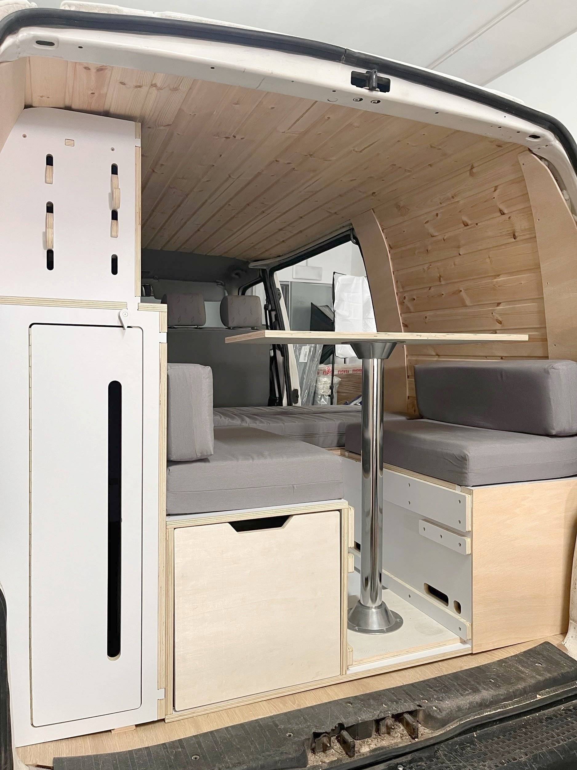 Dining Area Volkswagen T4 - Yescapa