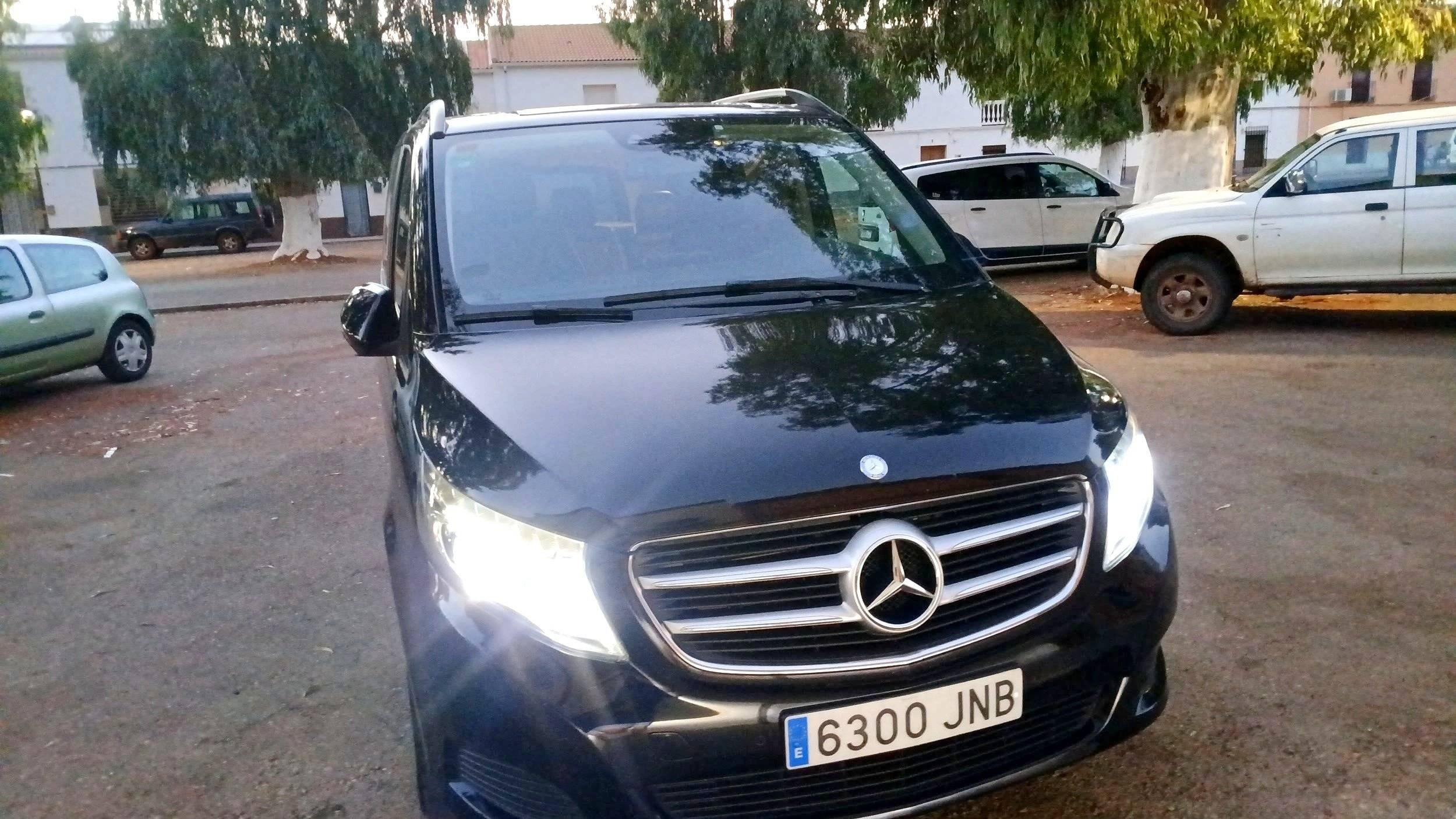Vista del vehículo ángulo delantero Mercedes V250 - Yescapa