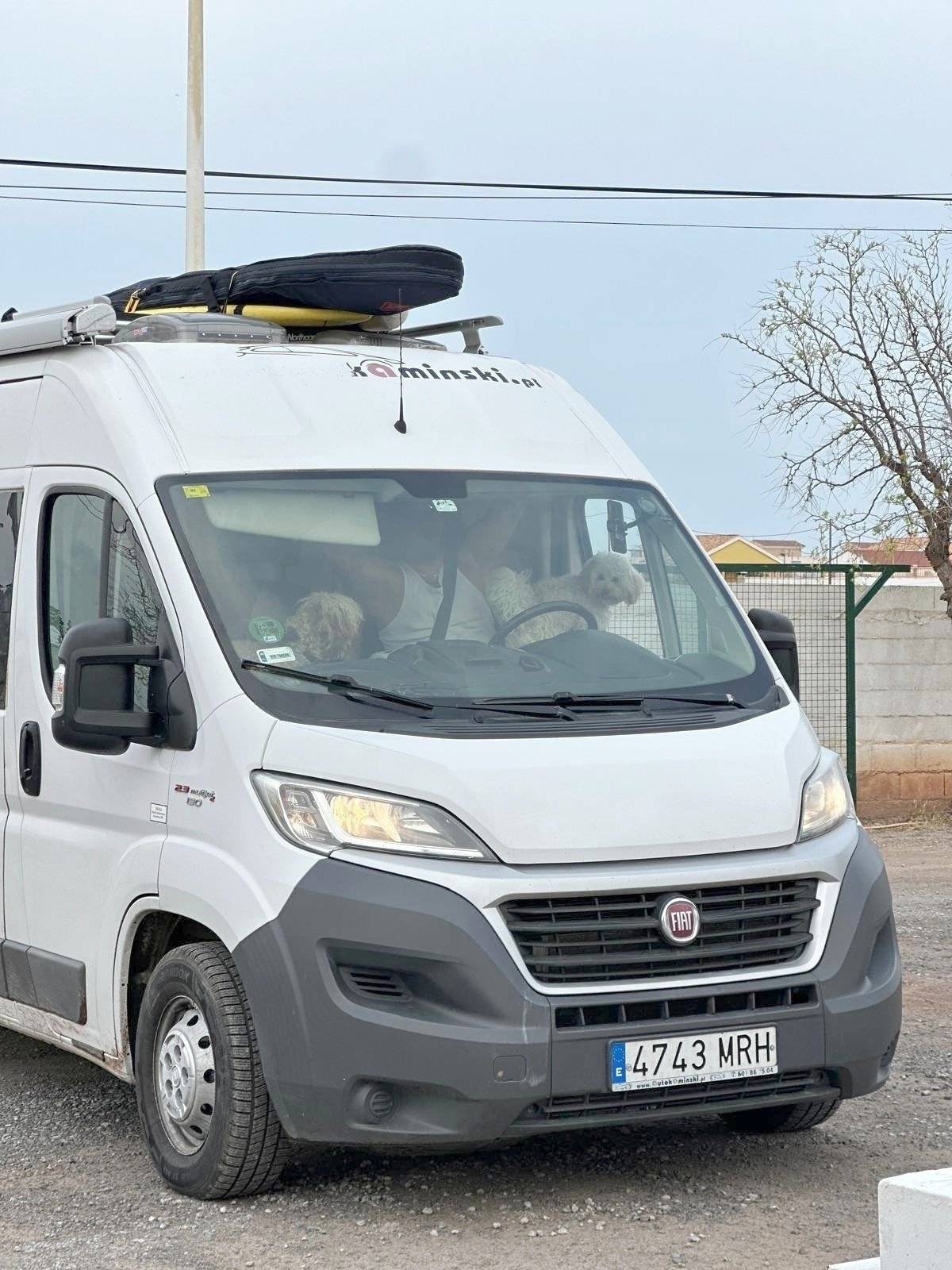 Vue avant de 3/4 FIAT  Fiat Multijet 2   2,3 L   150 CV - Yescapa