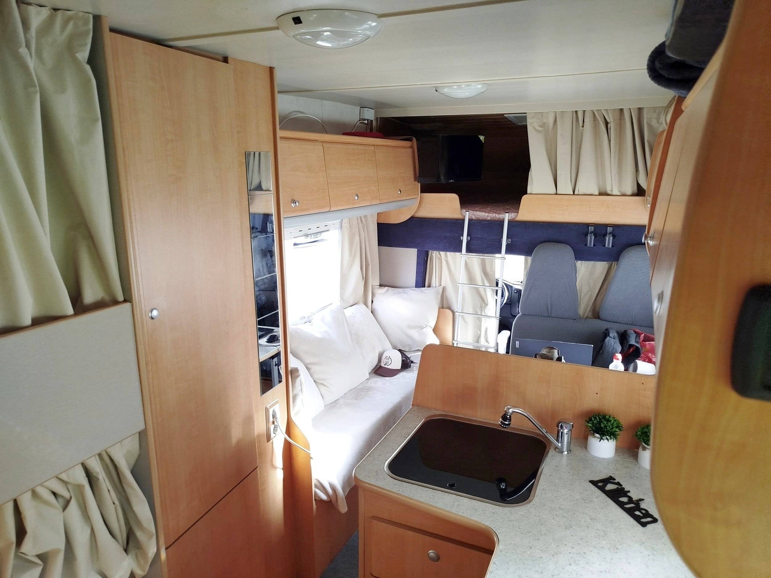 Área de jantar Ford Transit 2.4L 125ch - Yescapa