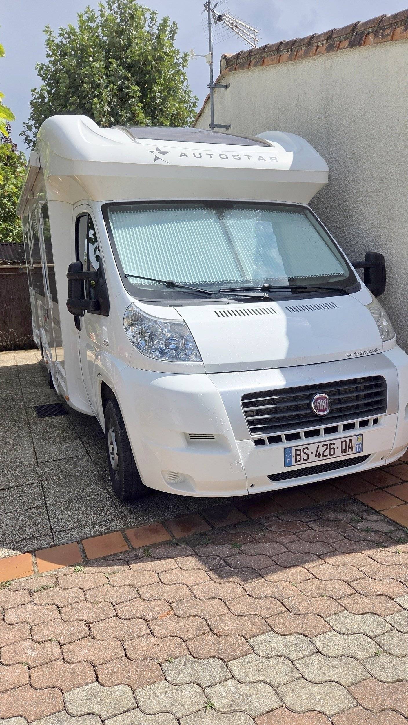 Vista del vehículo ángulo delantero Fiat 2,3 l 130 ch - Yescapa