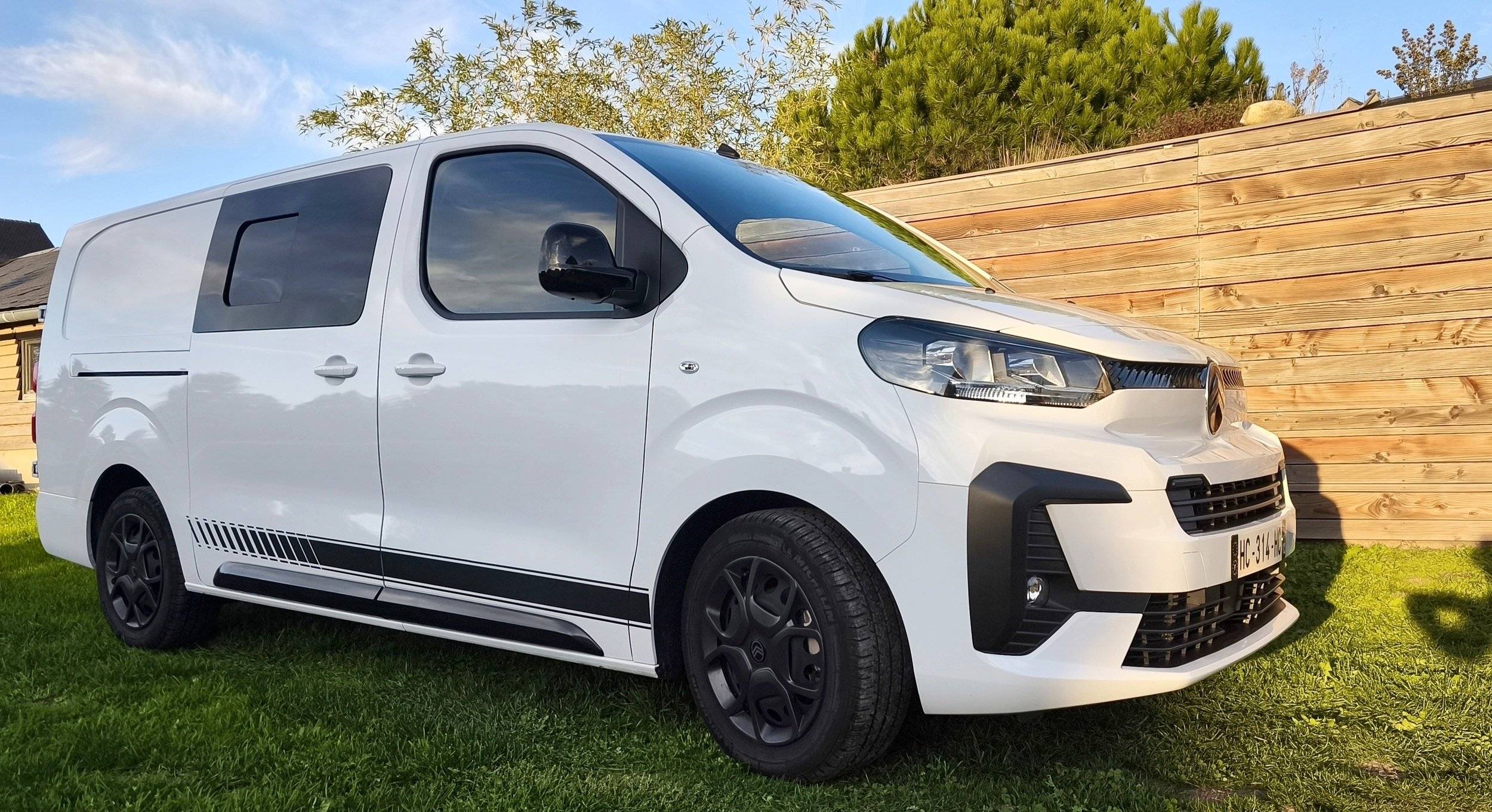 schräge Vorderansicht Citroën Jumpy 2l 180cv bte auto - Yescapa