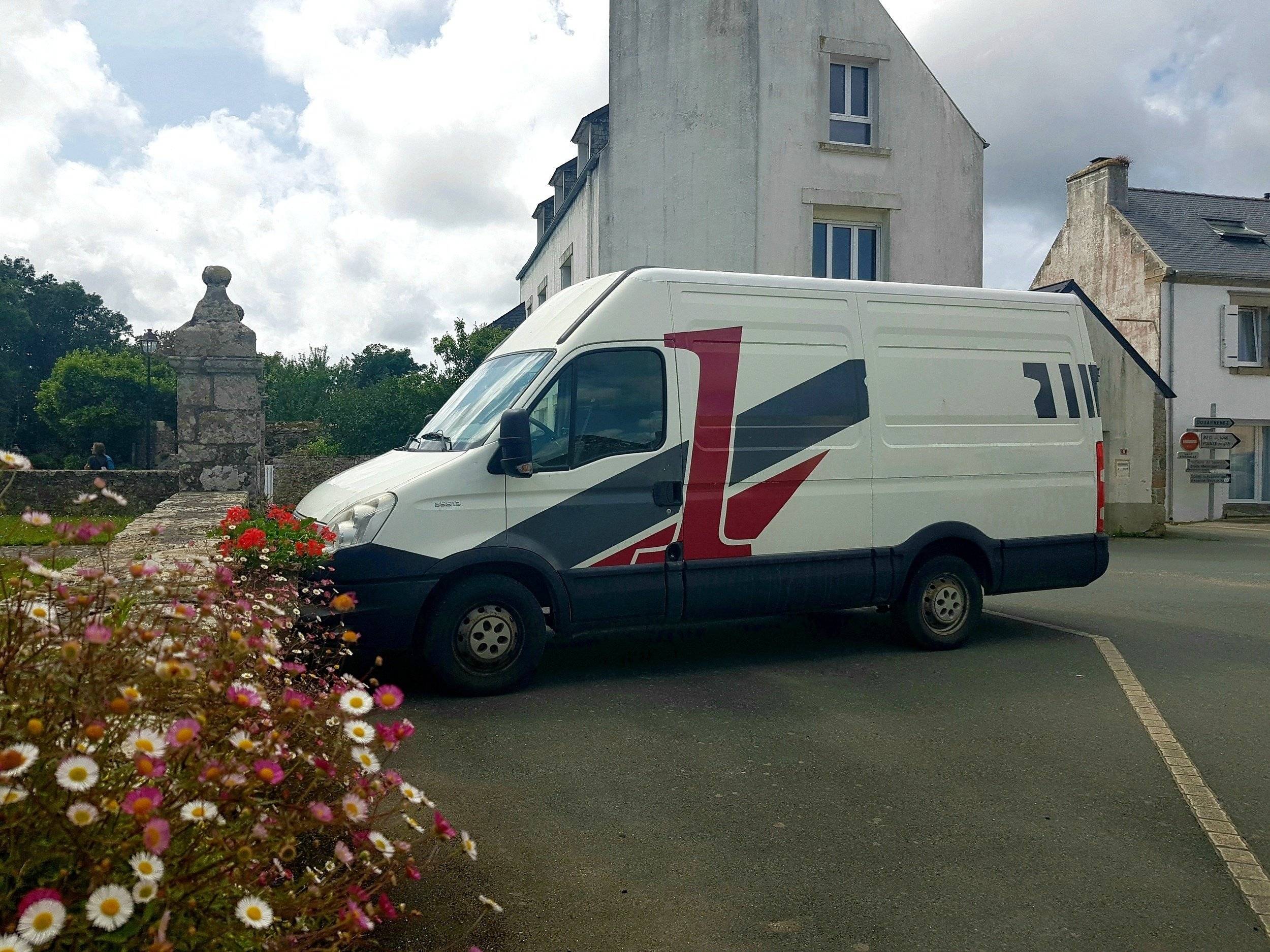 Vue avant de 3/4 Iveco Daily 2,3 HPI 116 ch. - Yescapa