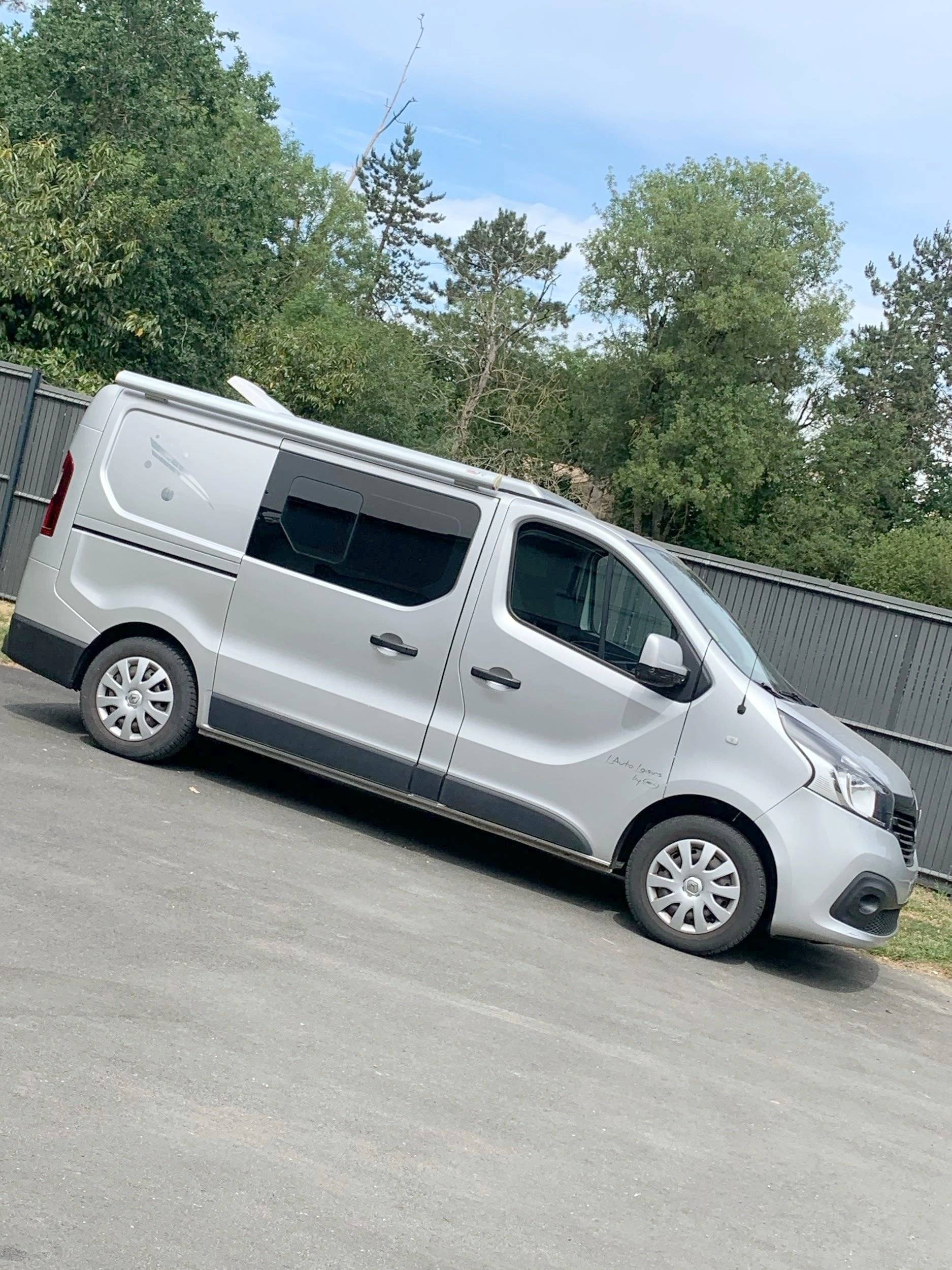 Vista del vehículo ángulo delantero Renault Trafic 1,6 l 125 ch - Yescapa