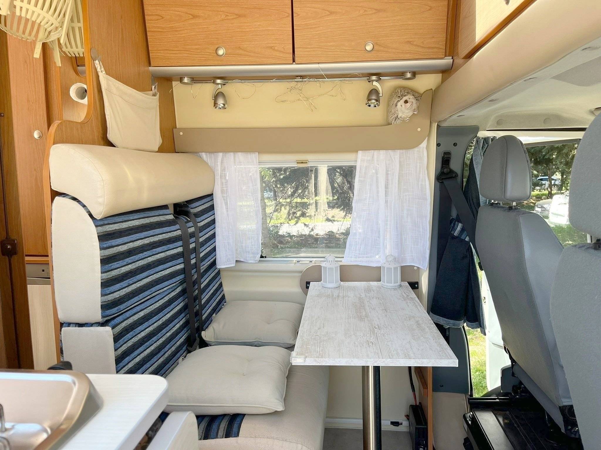Dinette Ford Transit 2,2 l 140 ch - Yescapa
