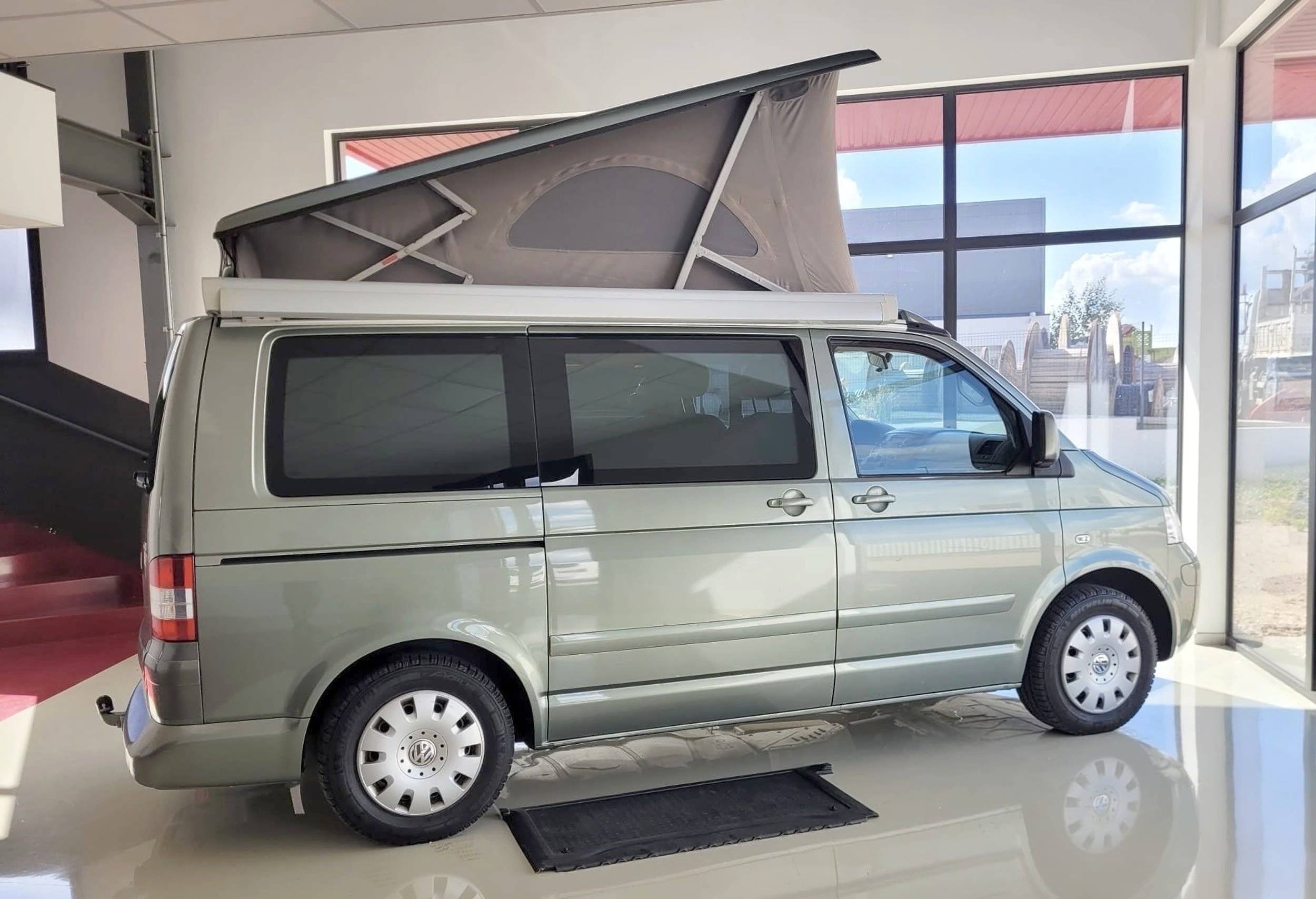Front view from 3/4 Volkswagen T5 2,5 l 130 ch - Yescapa