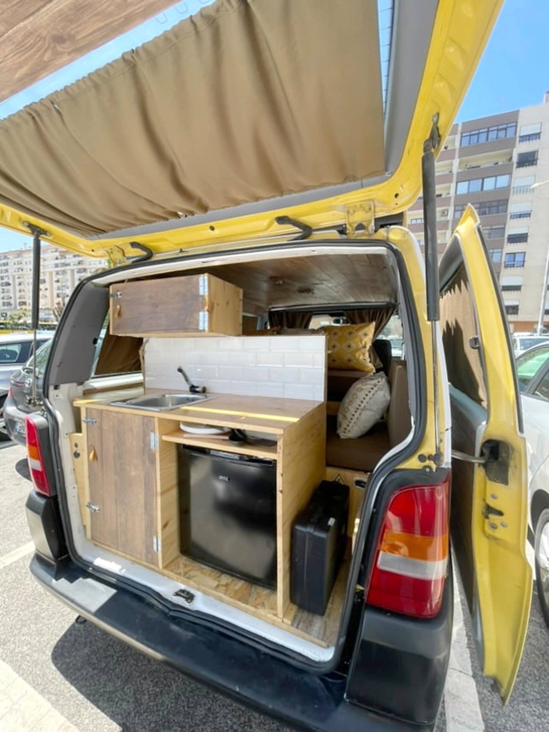 Dining Area Mercedes Vito 2,2 l 163 ch - Yescapa