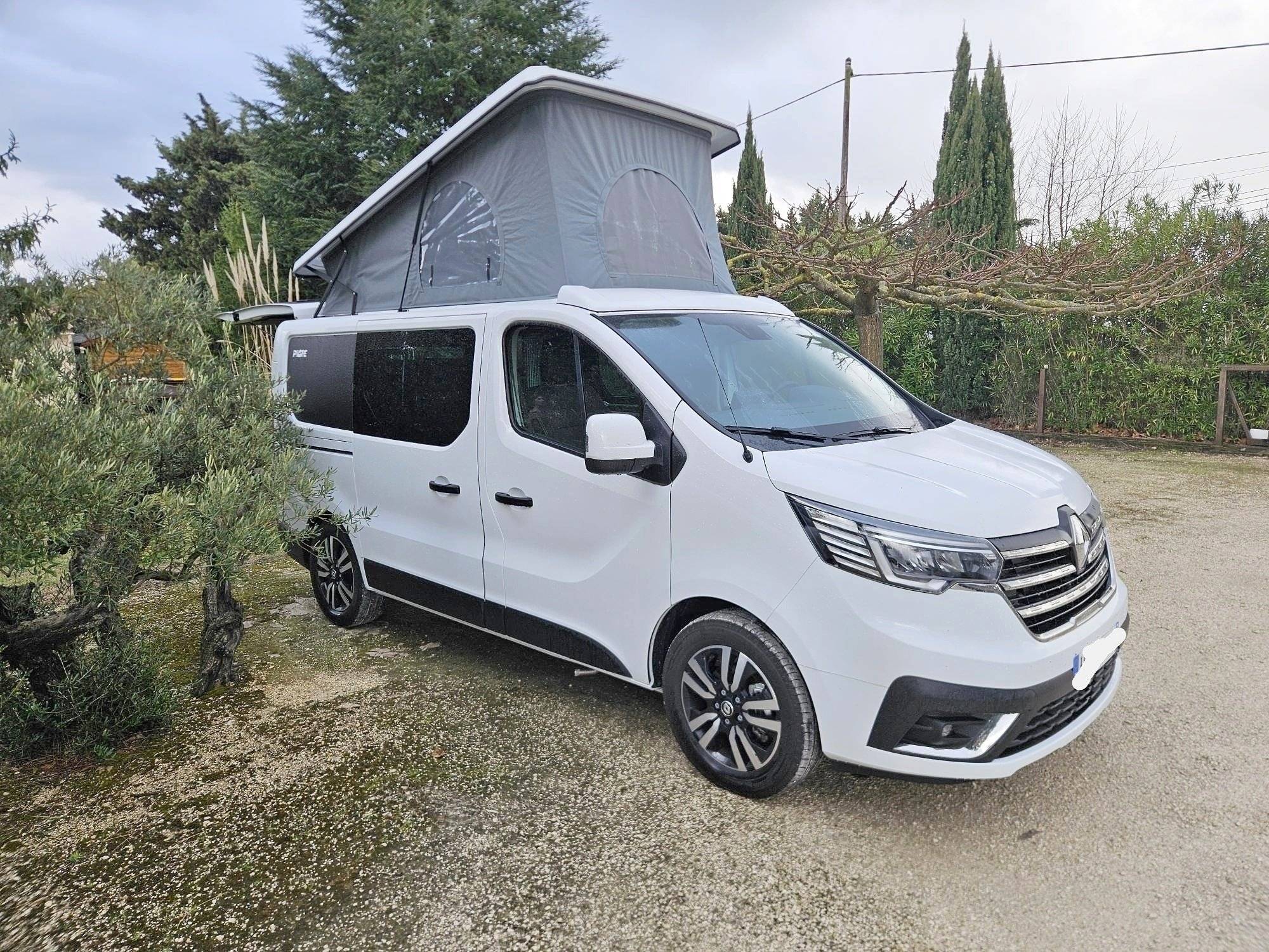 Vue avant de 3/4 Renault RENAULT TRAFIC 2.0 DCI 150 - Yescapa