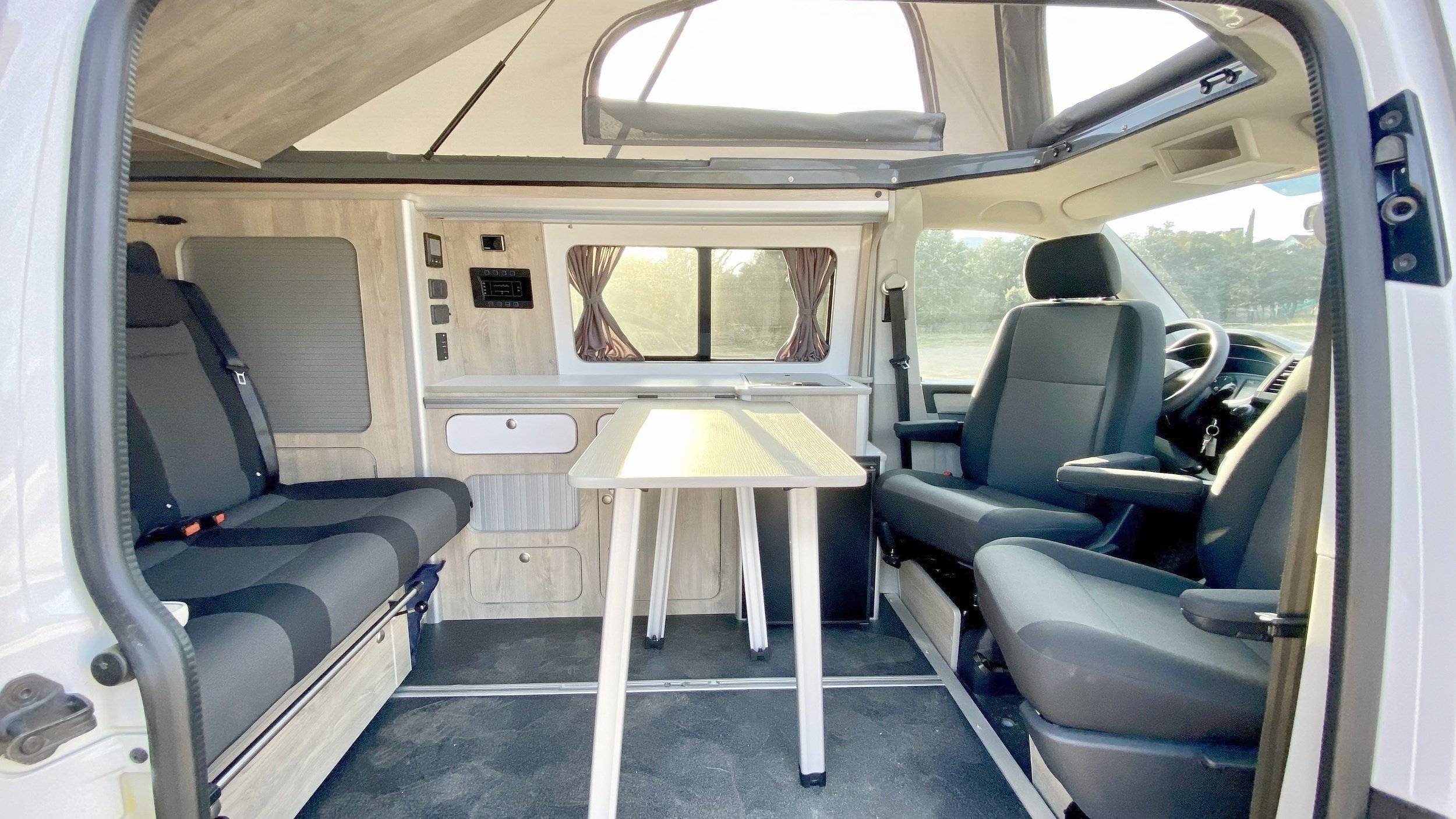 Volkswagen Transporter T6 (Amarilla)