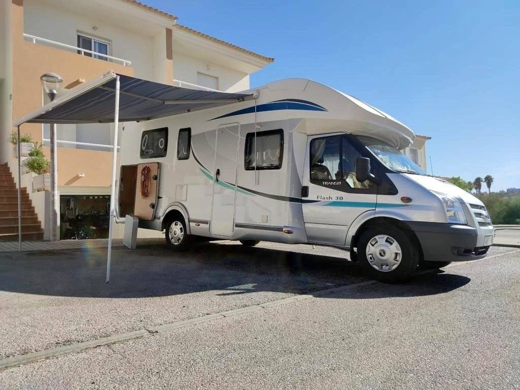 Vista frontale a ¾ Ford Transit 2,2 l 140 ch - Yescapa
