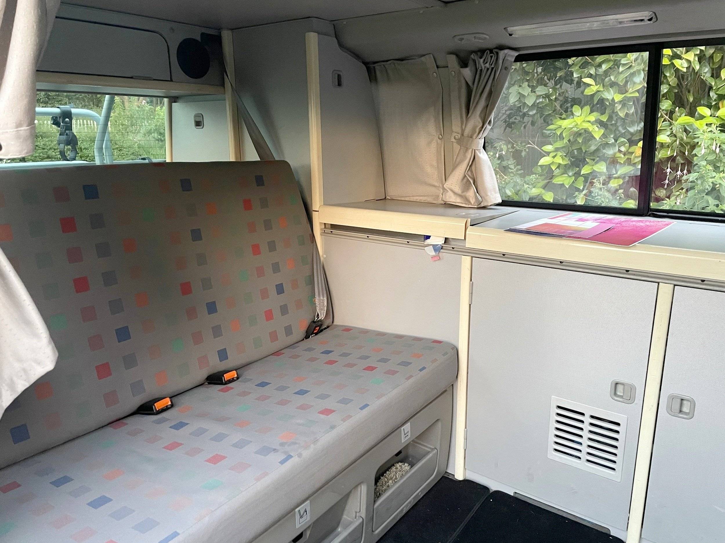Área de jantar Volkswagen T4 California Coach 2,5 TDI 102 - Yescapa