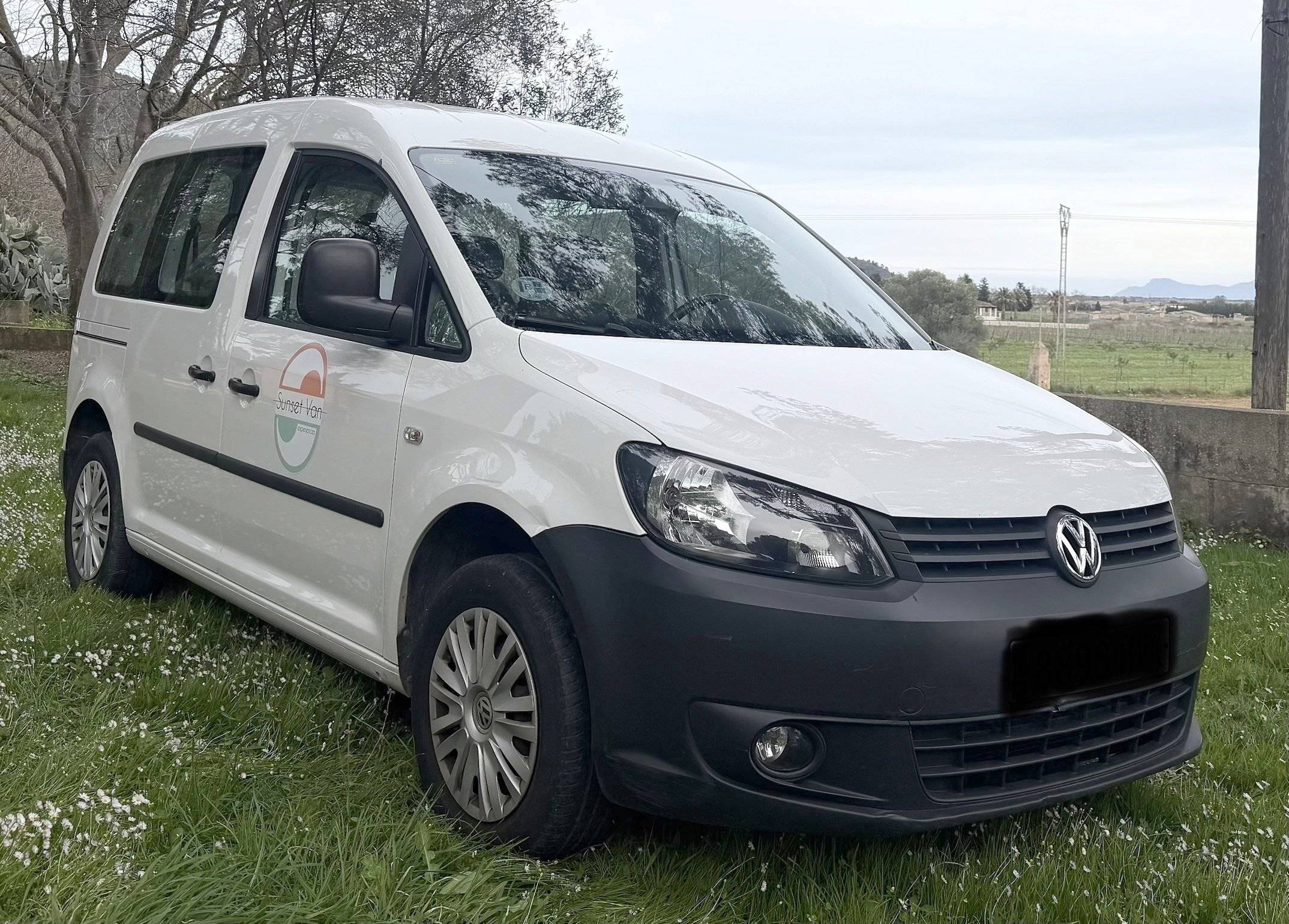 Vista del vehículo ángulo delantero Volkswagen Caddy 1,6 l 75ch - Yescapa