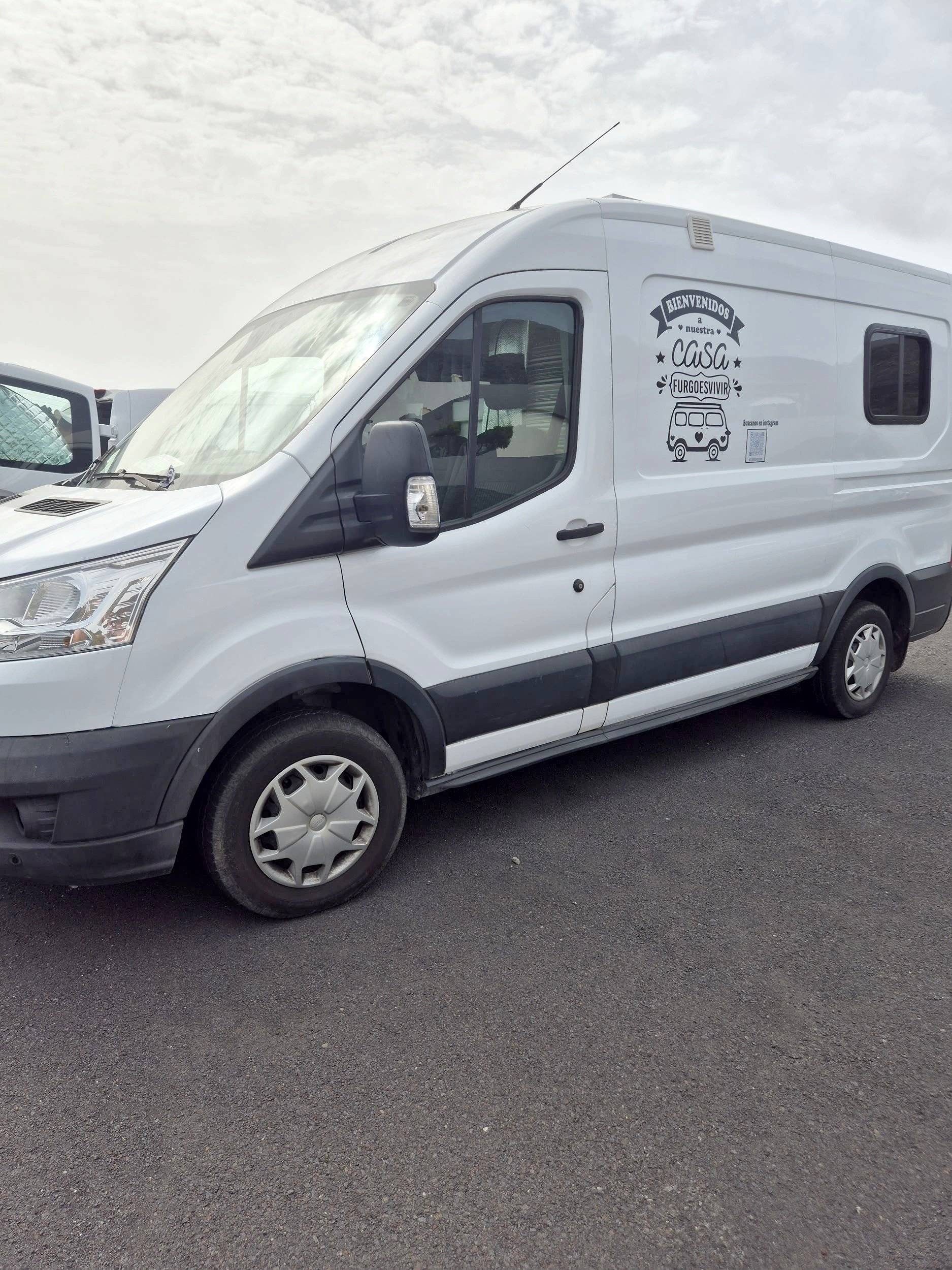 Vue avant de 3/4 Ford Transit 2,4 TDCi - Yescapa