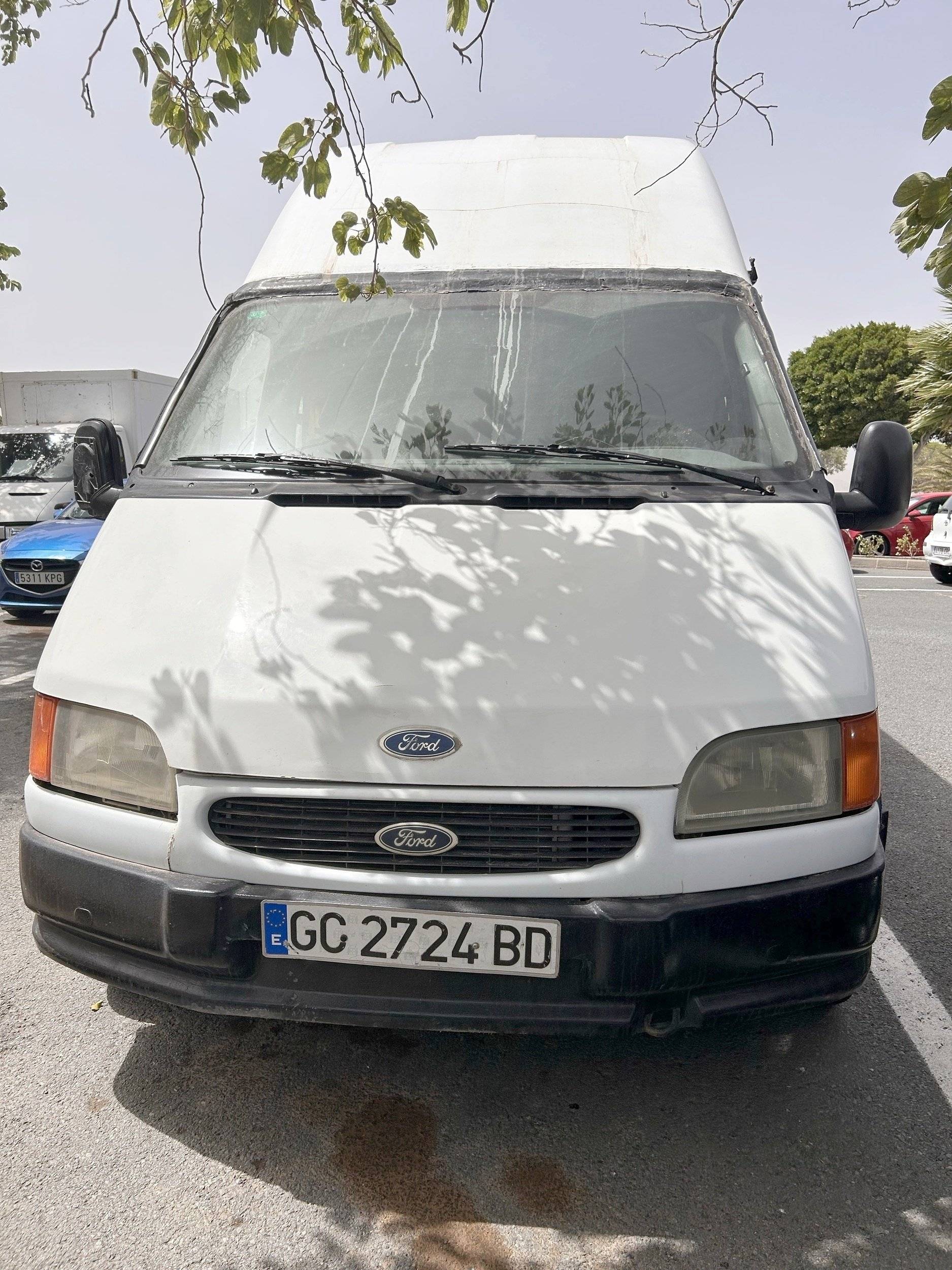 Vista frontale a ¾ Ford Transit 2,5 l TDCi 140 ch. - Yescapa
