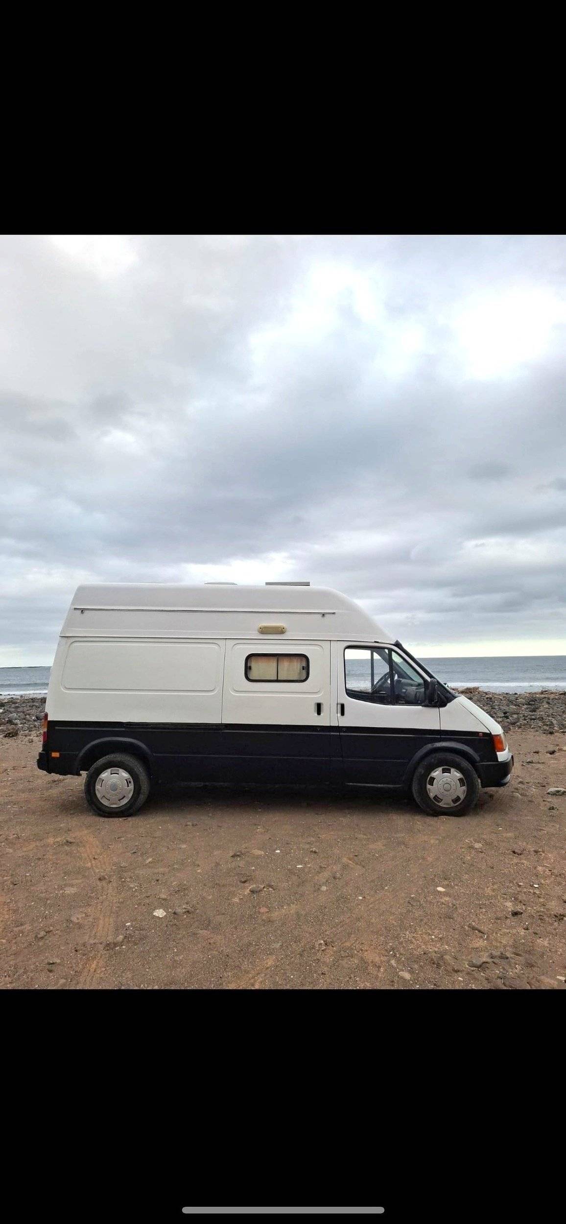 Voorkant 3/4 Ford Transit 2,5 l TDCi 140 ch. - Yescapa