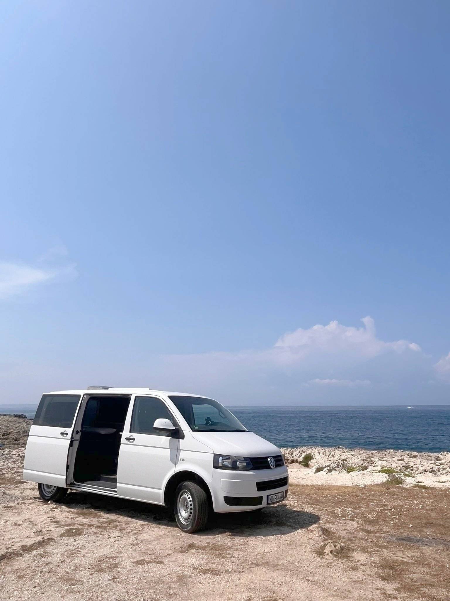 Vue avant de 3/4 Volkswagen Transporter 2,0 l 102 ch - Yescapa
