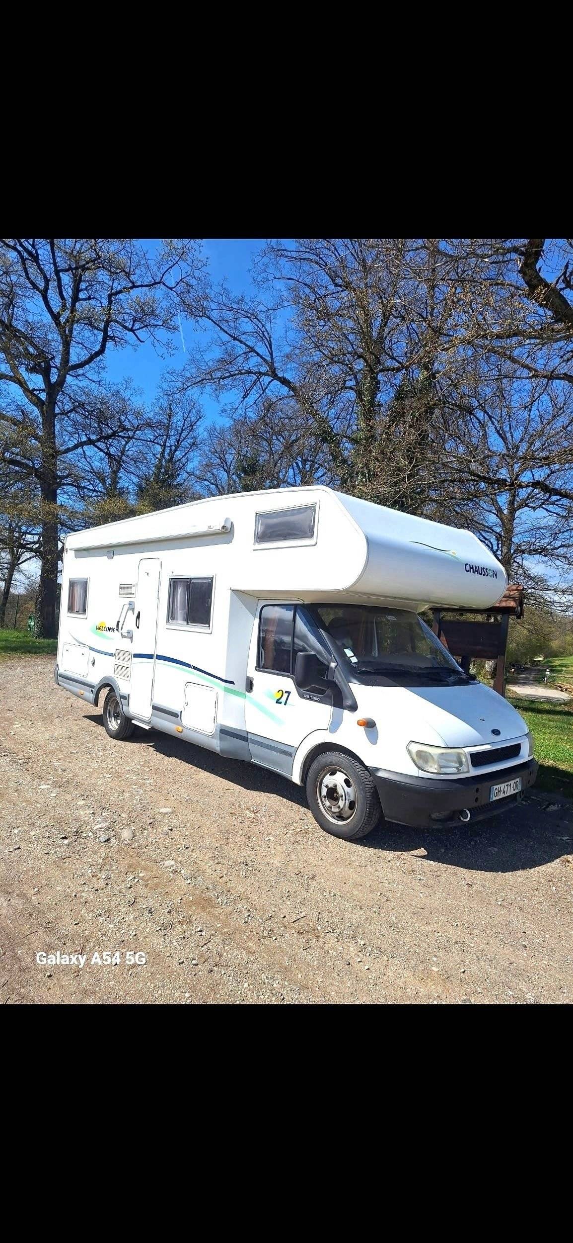 Vista del vehículo ángulo delantero Ford Transit 125 ch - Yescapa