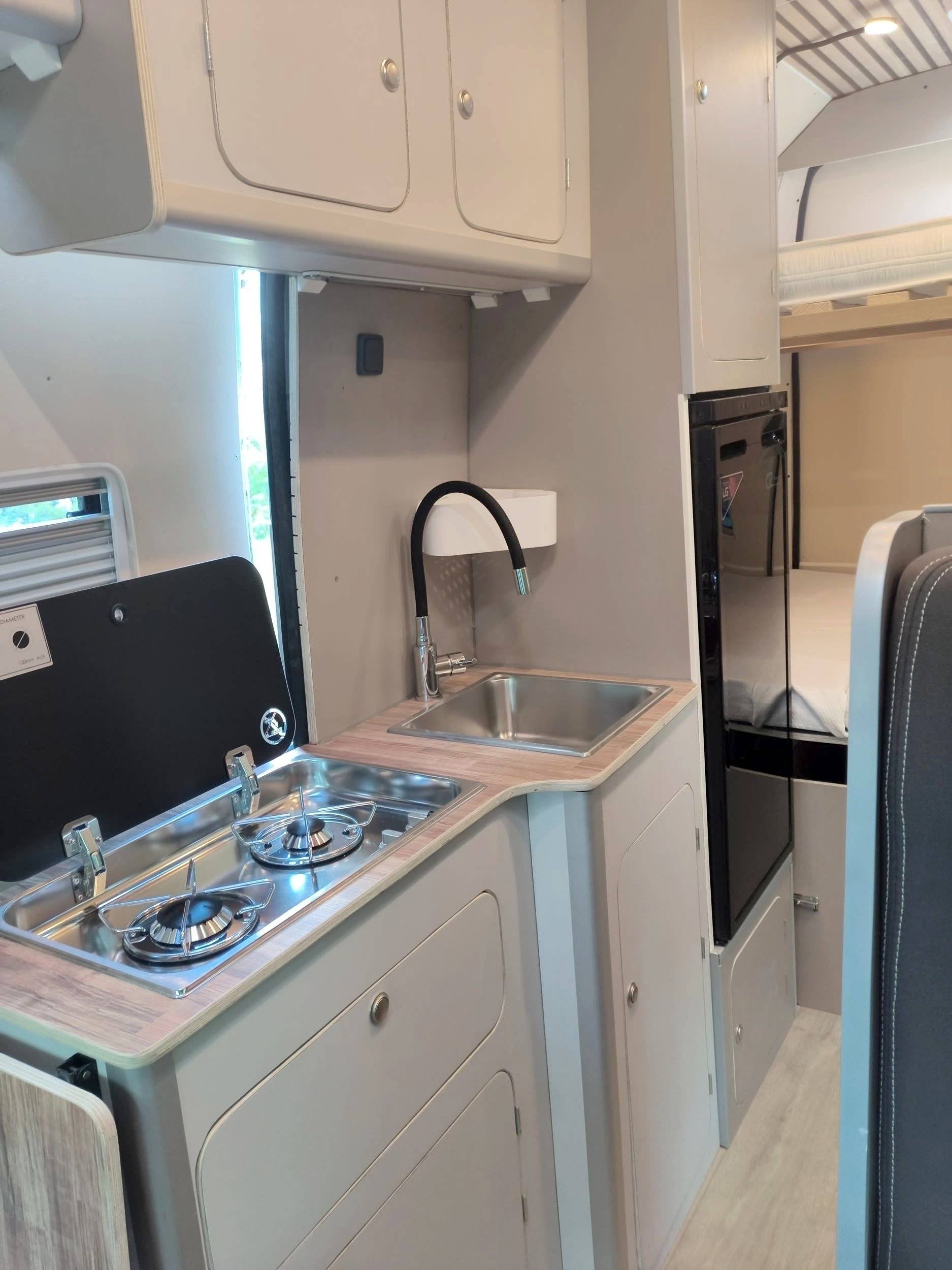 Vista frontale a ¾ Peugeot Boxer 2.2 Blue HDI 140ch - Yescapa