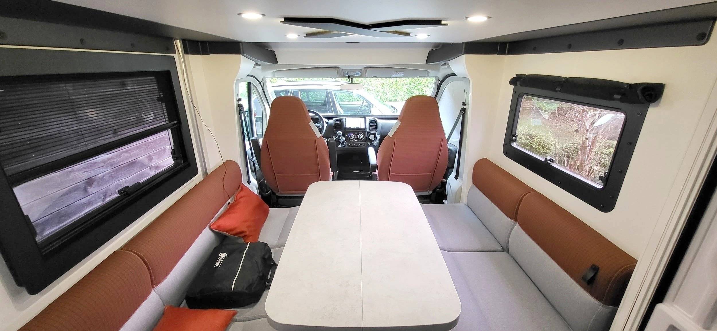 Dining Area Fiat Ducato 2,3 l 148 ch/Al-Ko - Yescapa