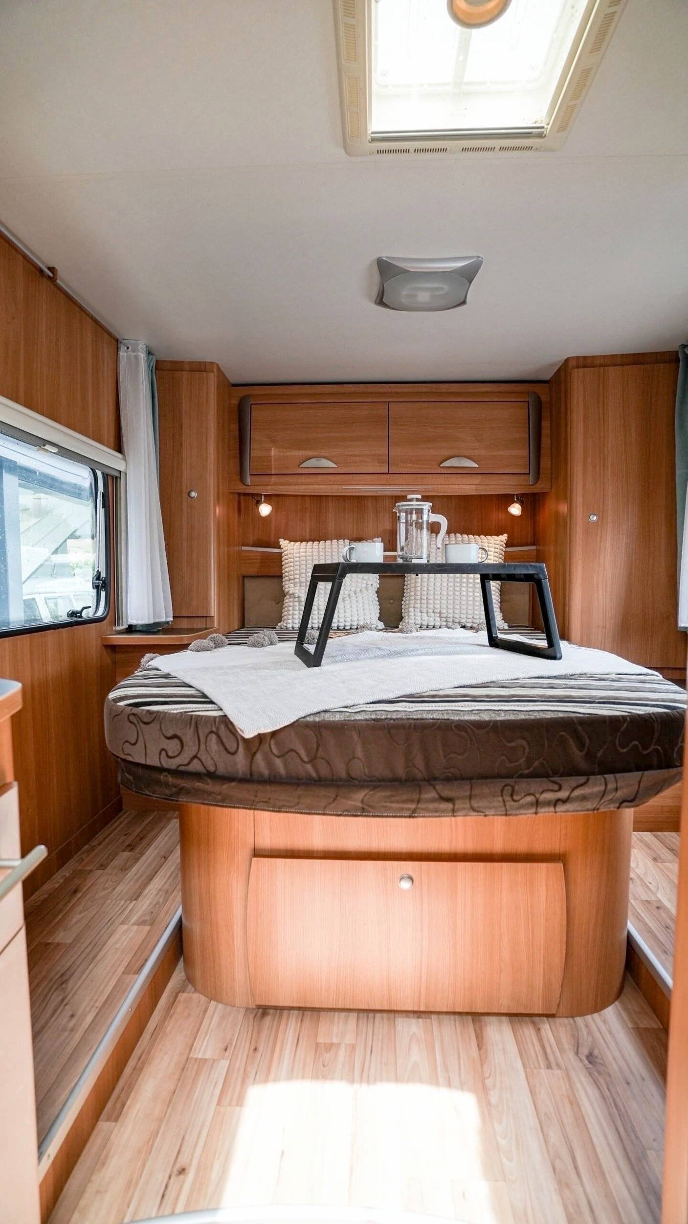 Couchages Ford Transit 2,2 l 140 ch - Yescapa