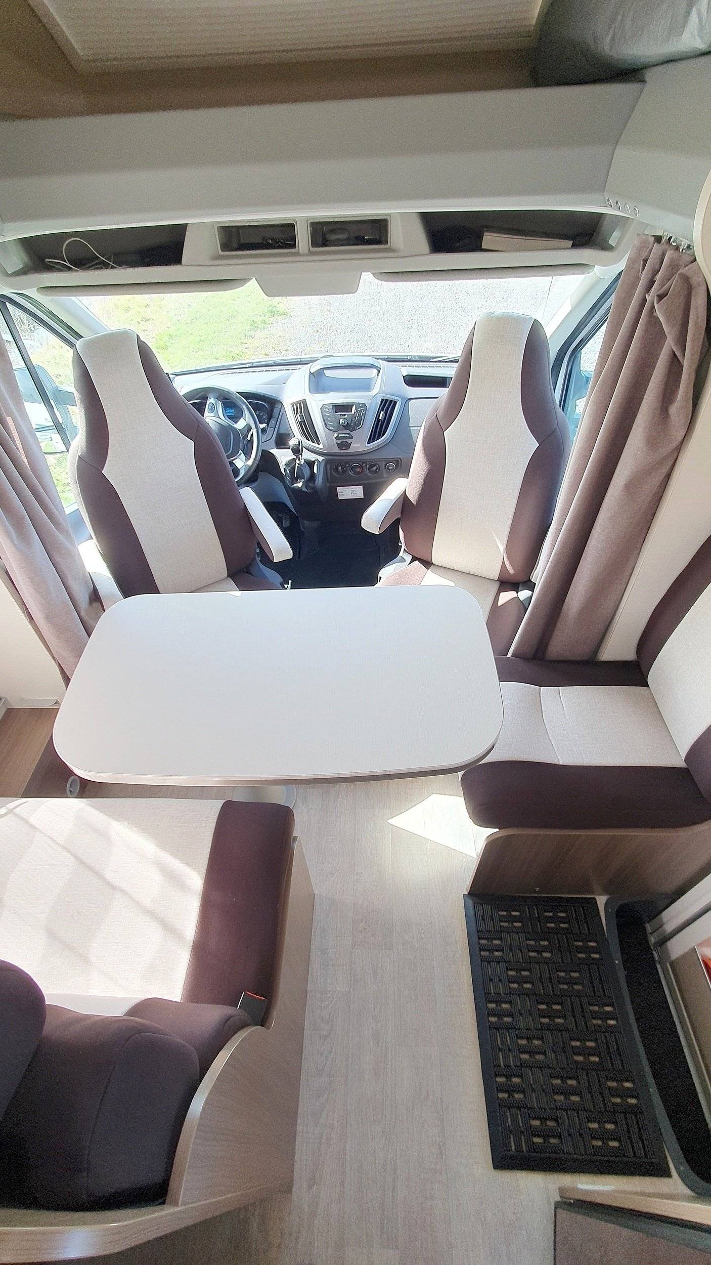 Dining Area Ford FORD TRANSIT - Yescapa