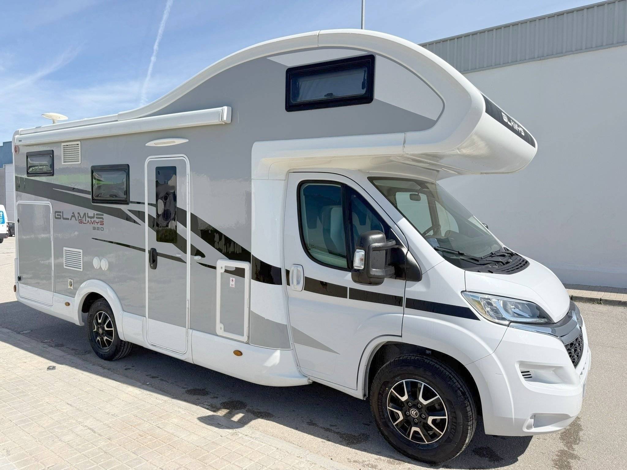 Vue avant de 3/4 Citroën - Yescapa