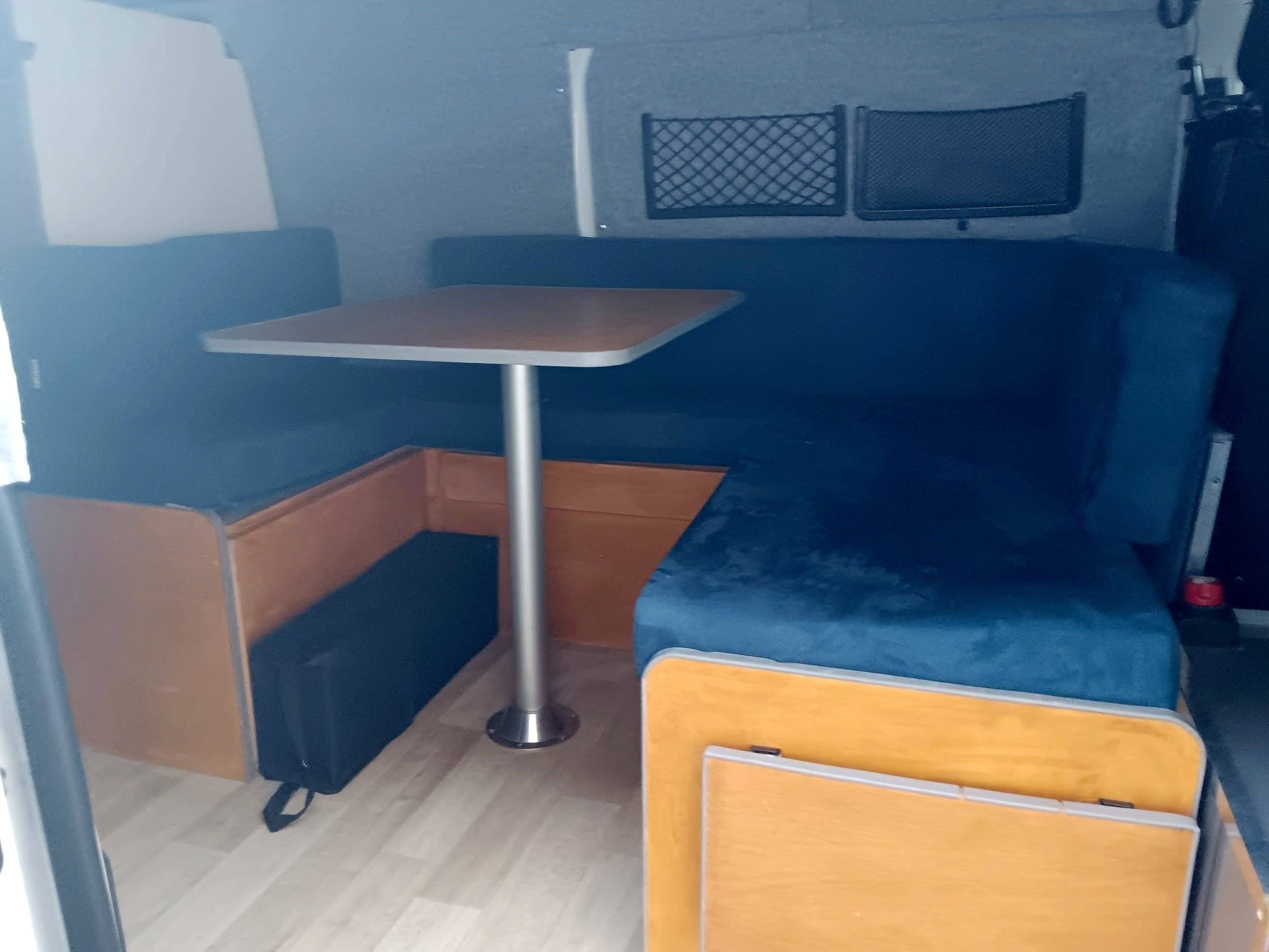 Dining Area Citroën Jumper 2,0 l 163ch - Yescapa