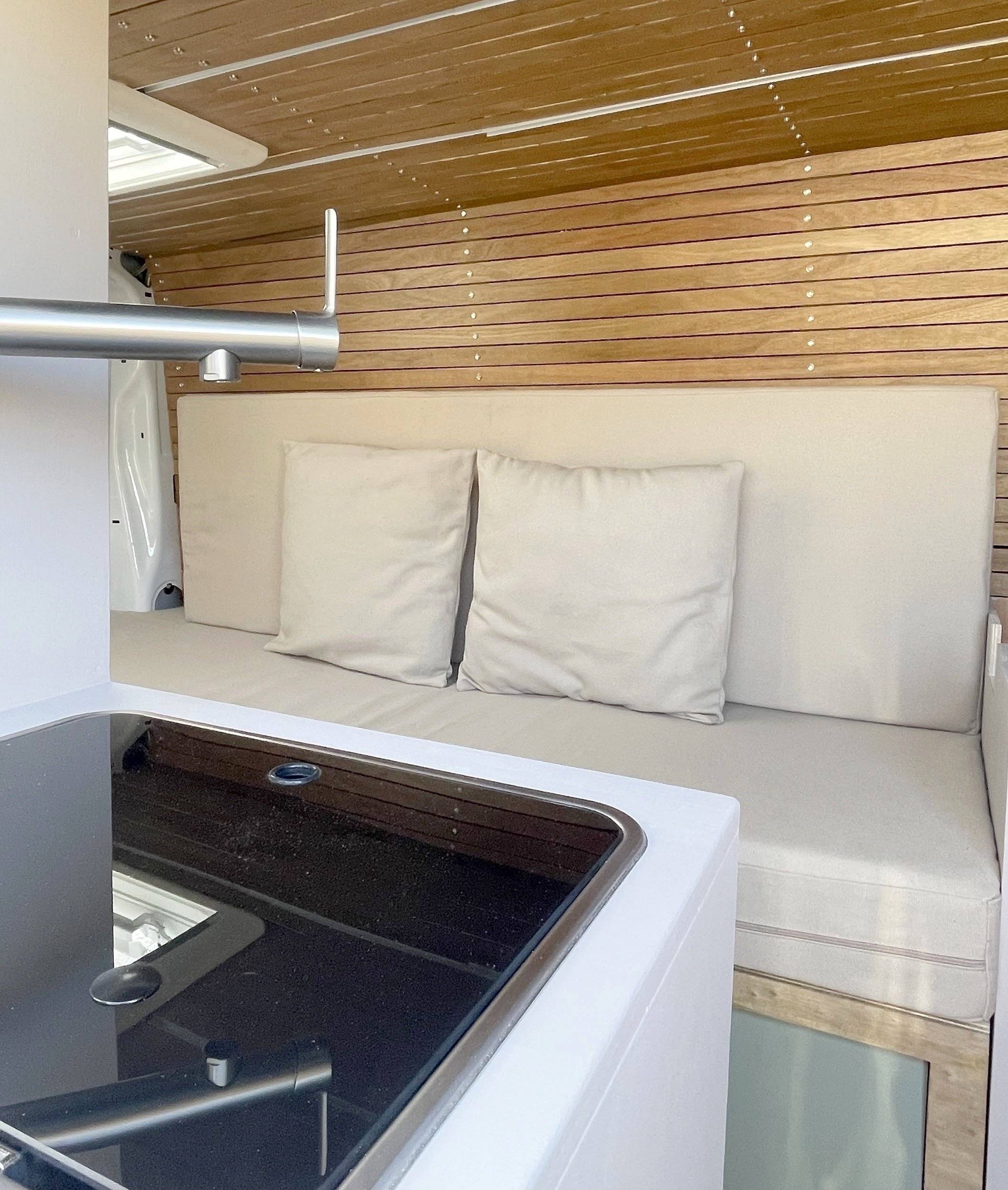 Dining Area Peugeot Expert - Yescapa