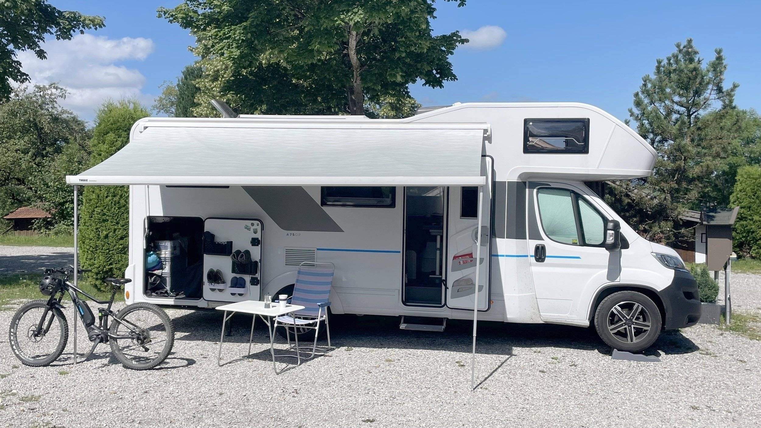 Front view from 3/4 Citroën Jumper 2,0 AdBlue 160 PS - Yescapa