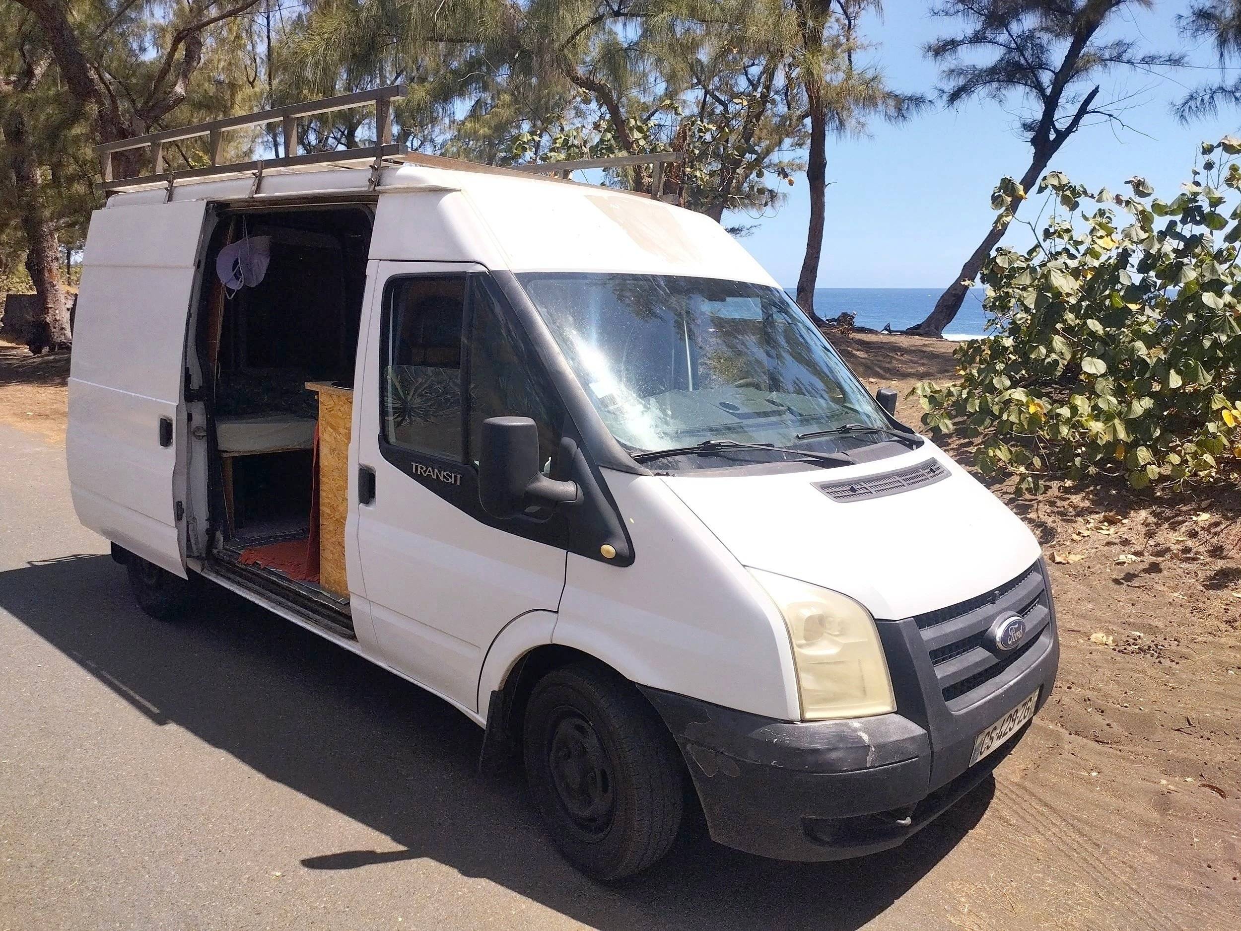 Vue avant de 3/4 Ford Transit - Yescapa