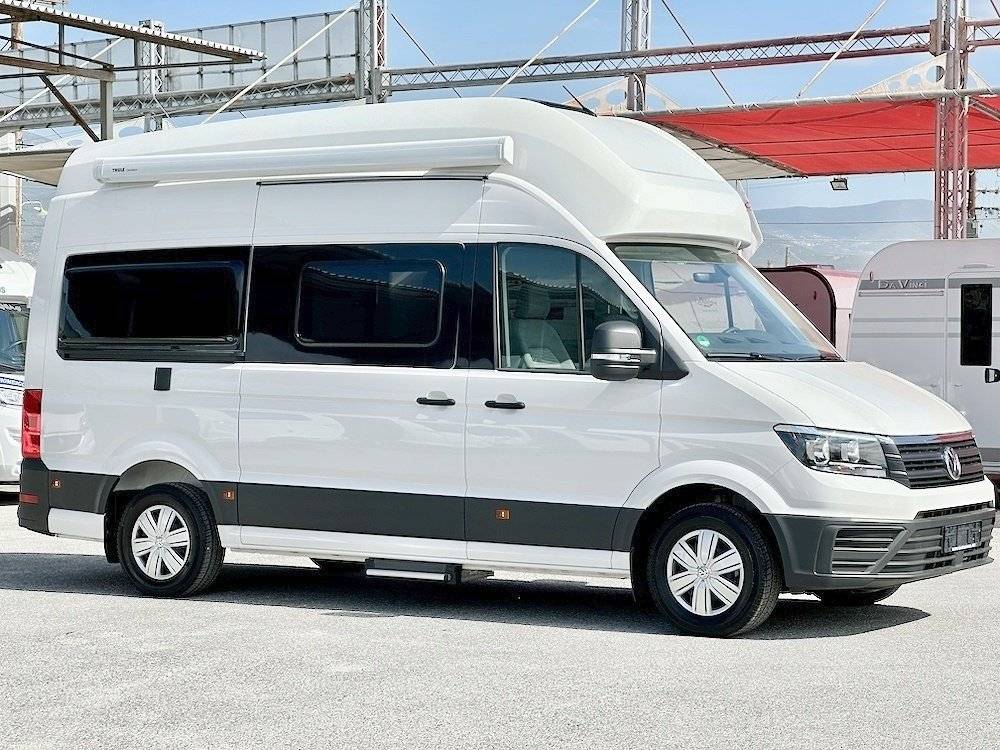 Vista del vehicle angle davanter Volkswagen Grand California 600 - Yescapa