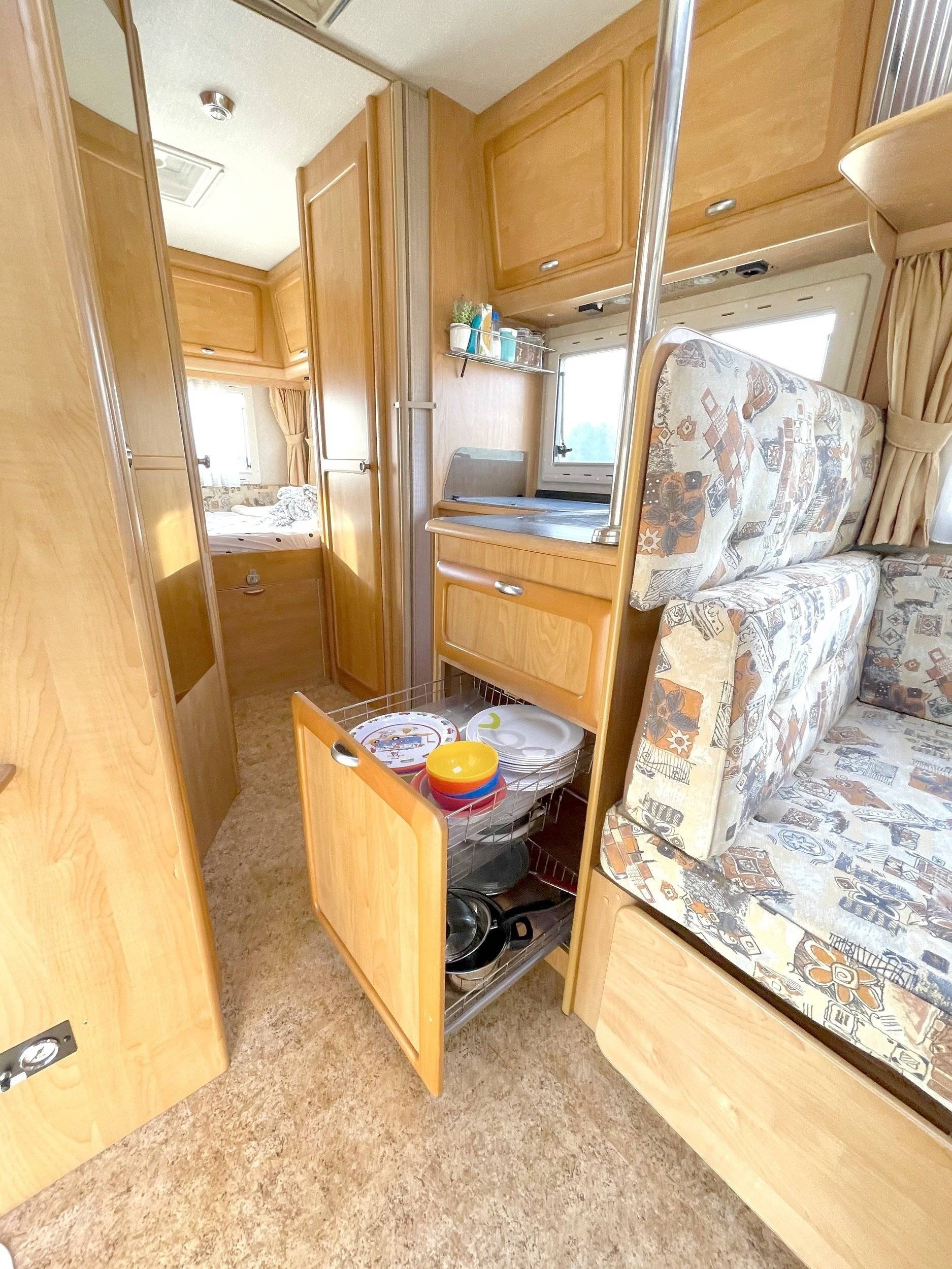 Couchages Mercedes Sprinter 2.8 TDI - Yescapa