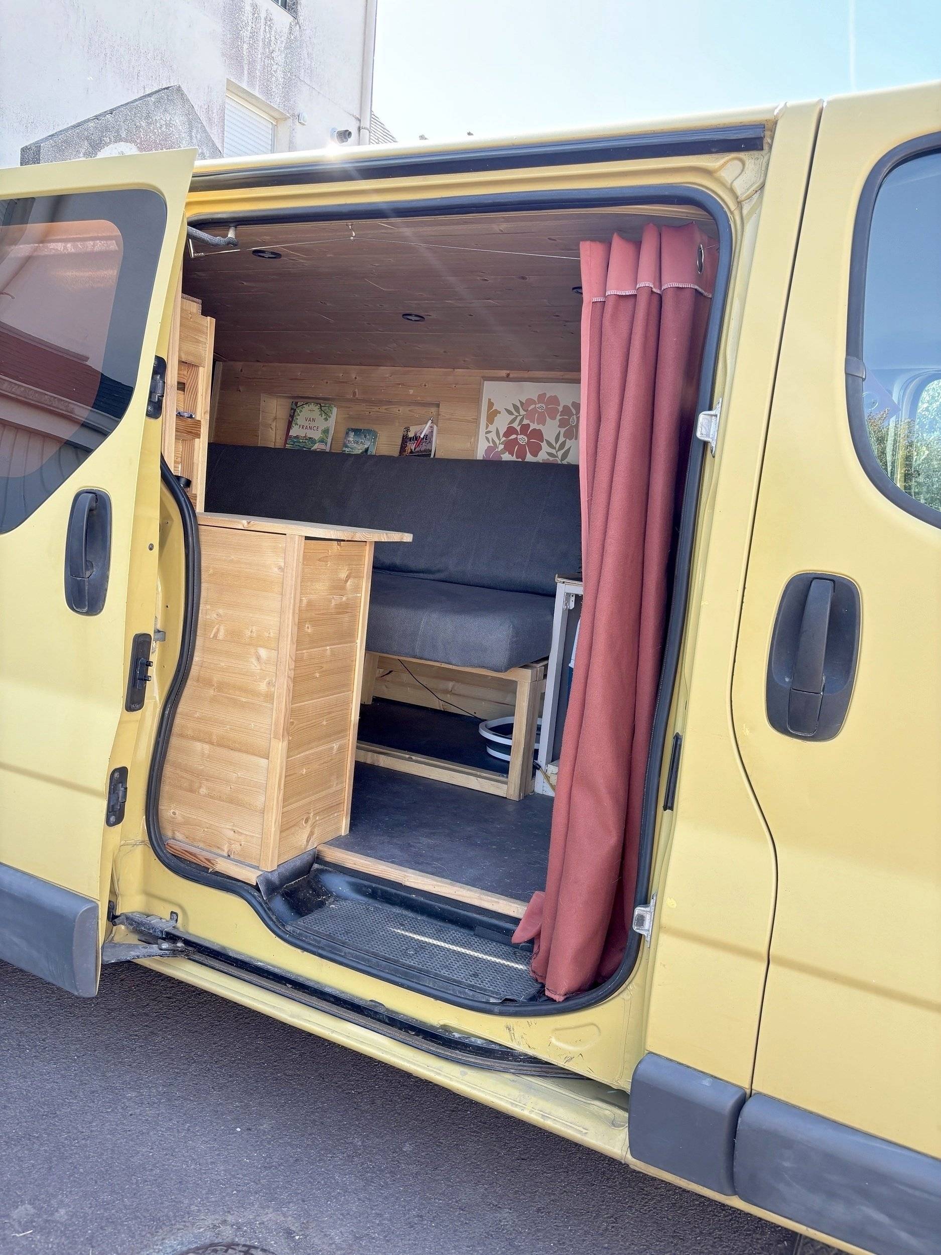 Vista de 3/4 Renault Trafic L2-H1 - Yescapa