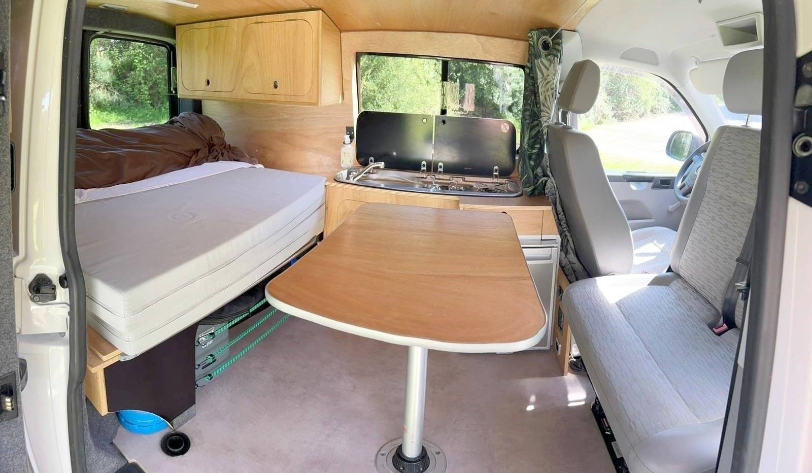 Eethoek Volkswagen Volkswagen T5 transporter - Yescapa