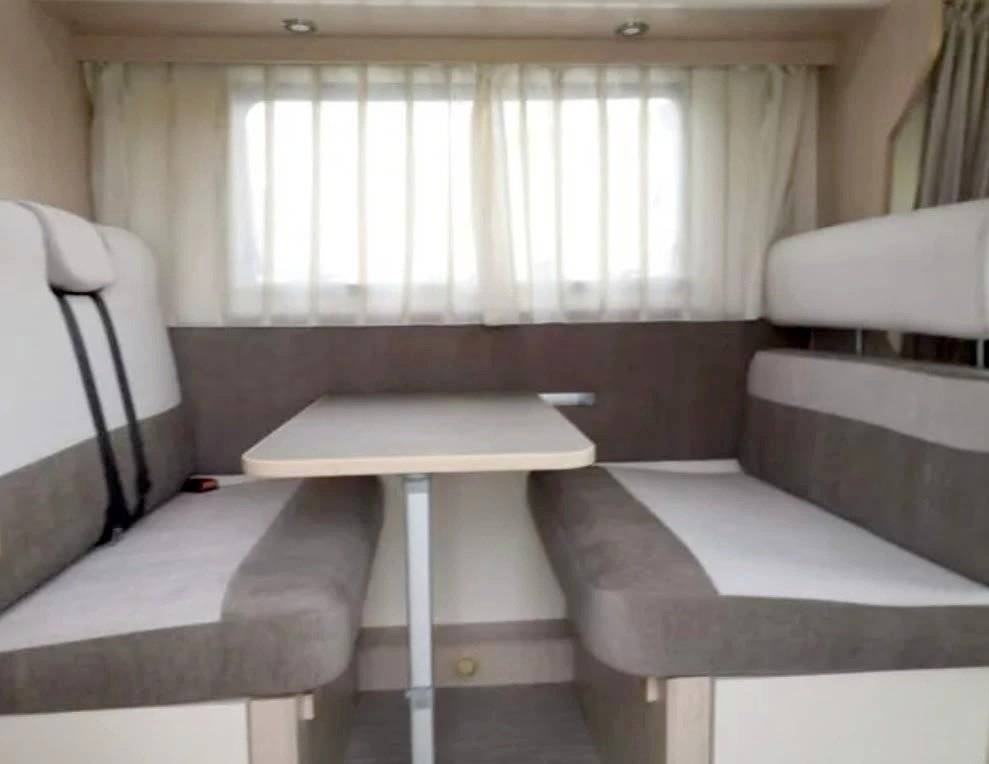 Dining Area Fiat Ducato 2,3 l 148 ch - Yescapa