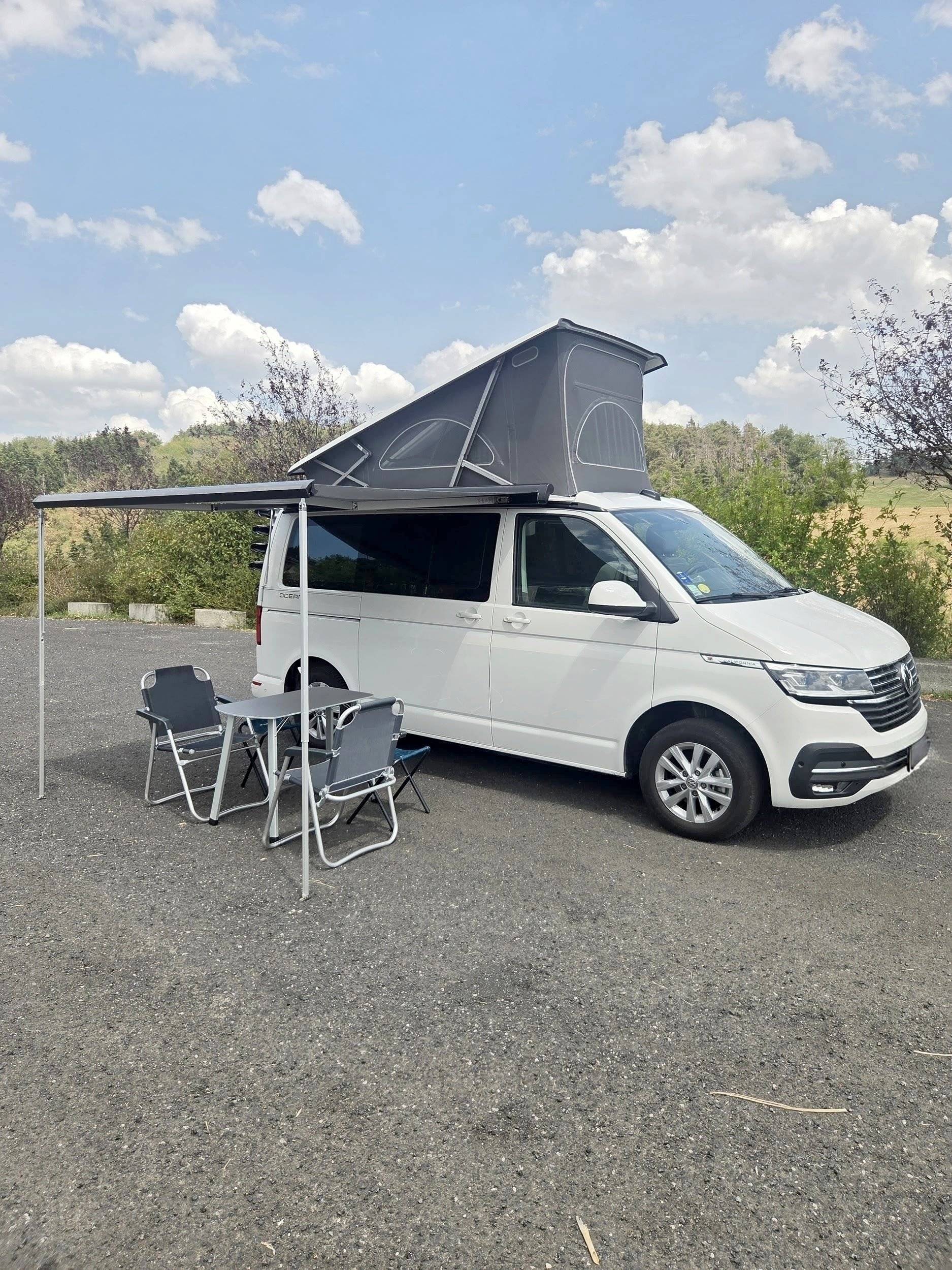 Vue avant de 3/4 Volkswagen T6.1 California Ocean - Yescapa