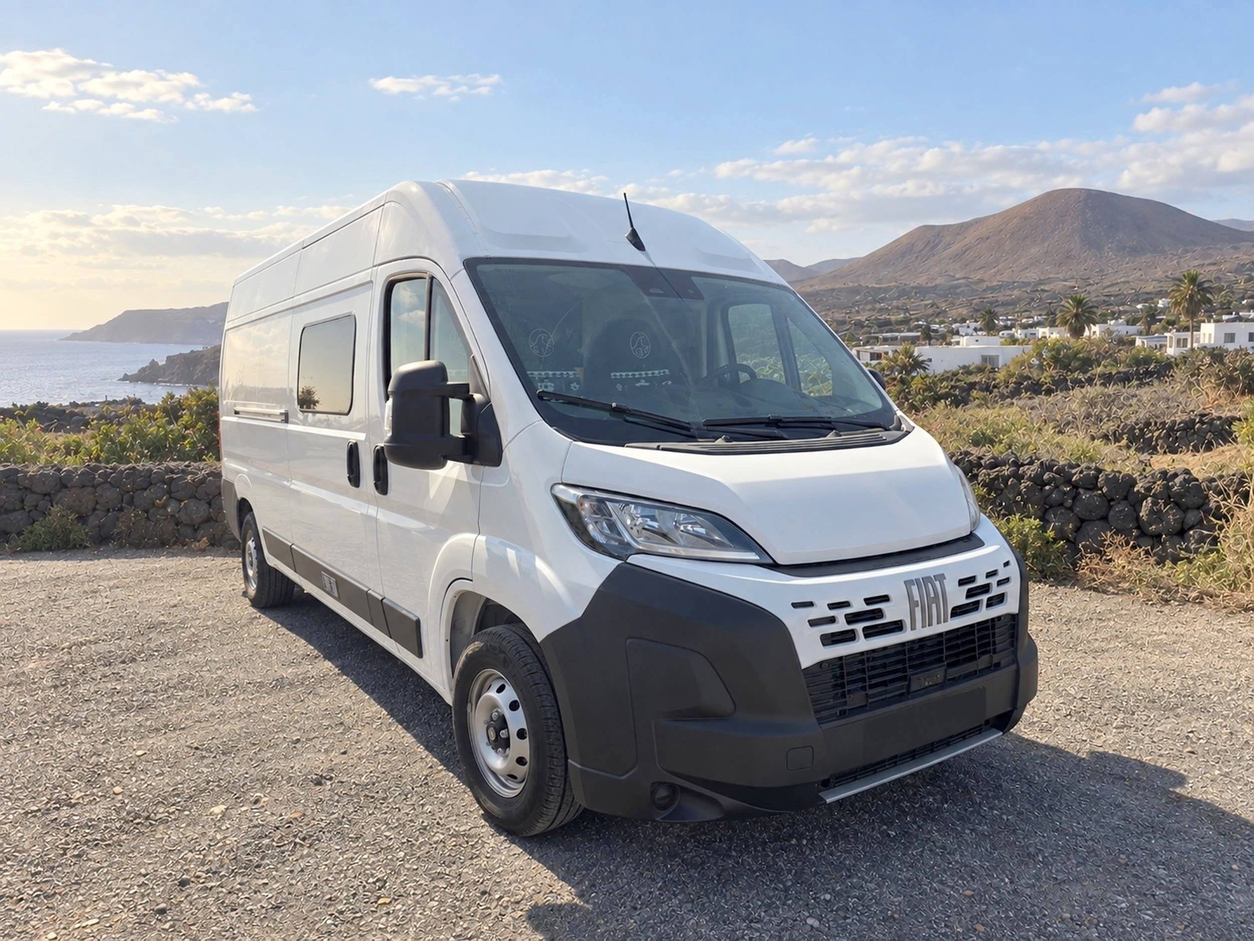 Vista de 3/4 Fiat Ducato 2,2 l JTD 130 ch. - Yescapa