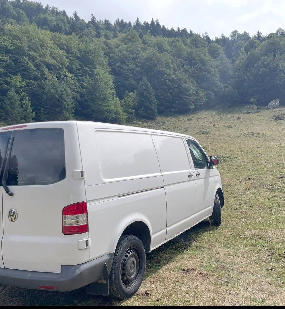 Vista del vehicle angle davanter Volkswagen T5 2,0 l 180 ch - Yescapa