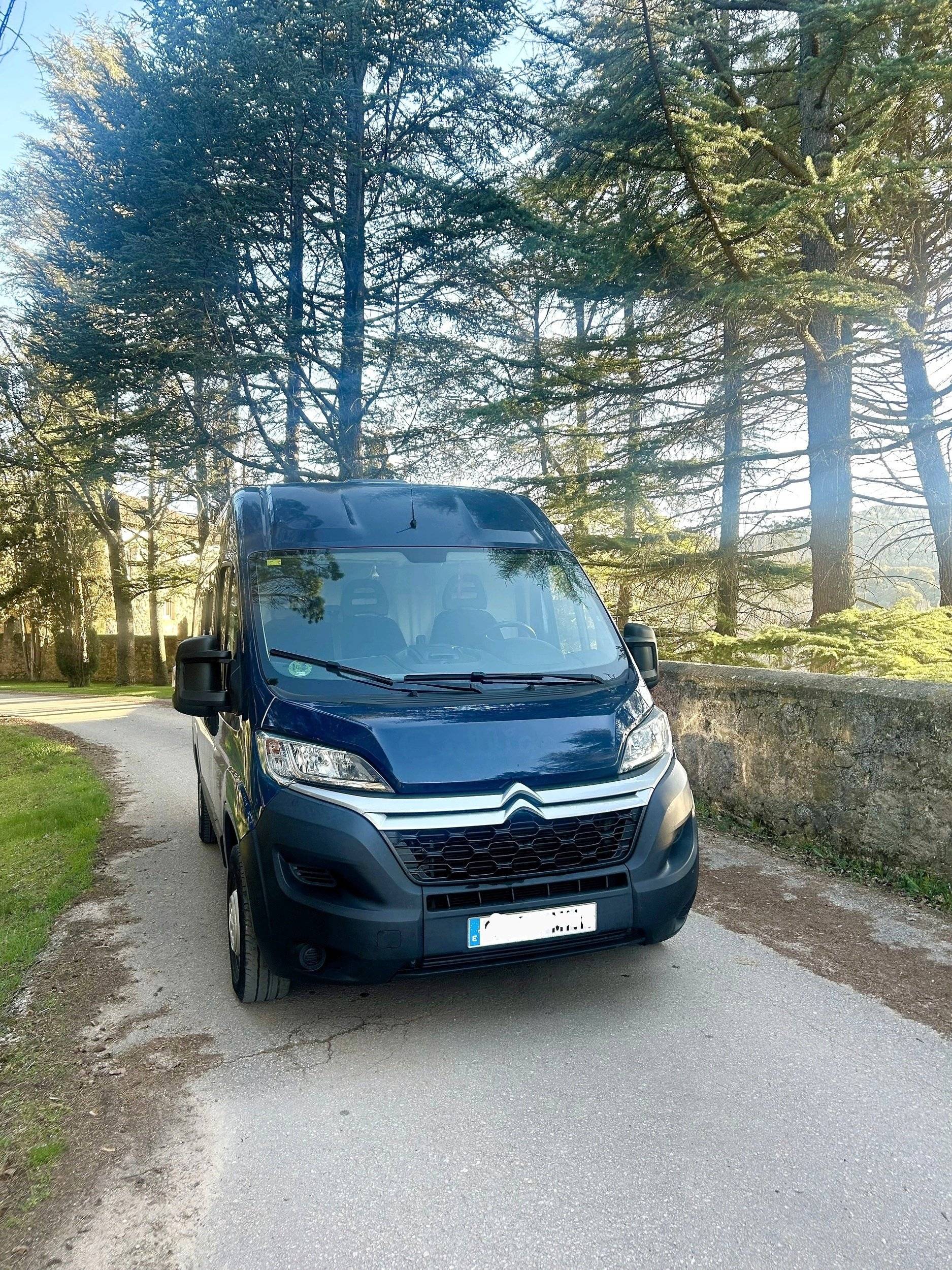 Vue avant de 3/4 Citroën Jumper - Yescapa