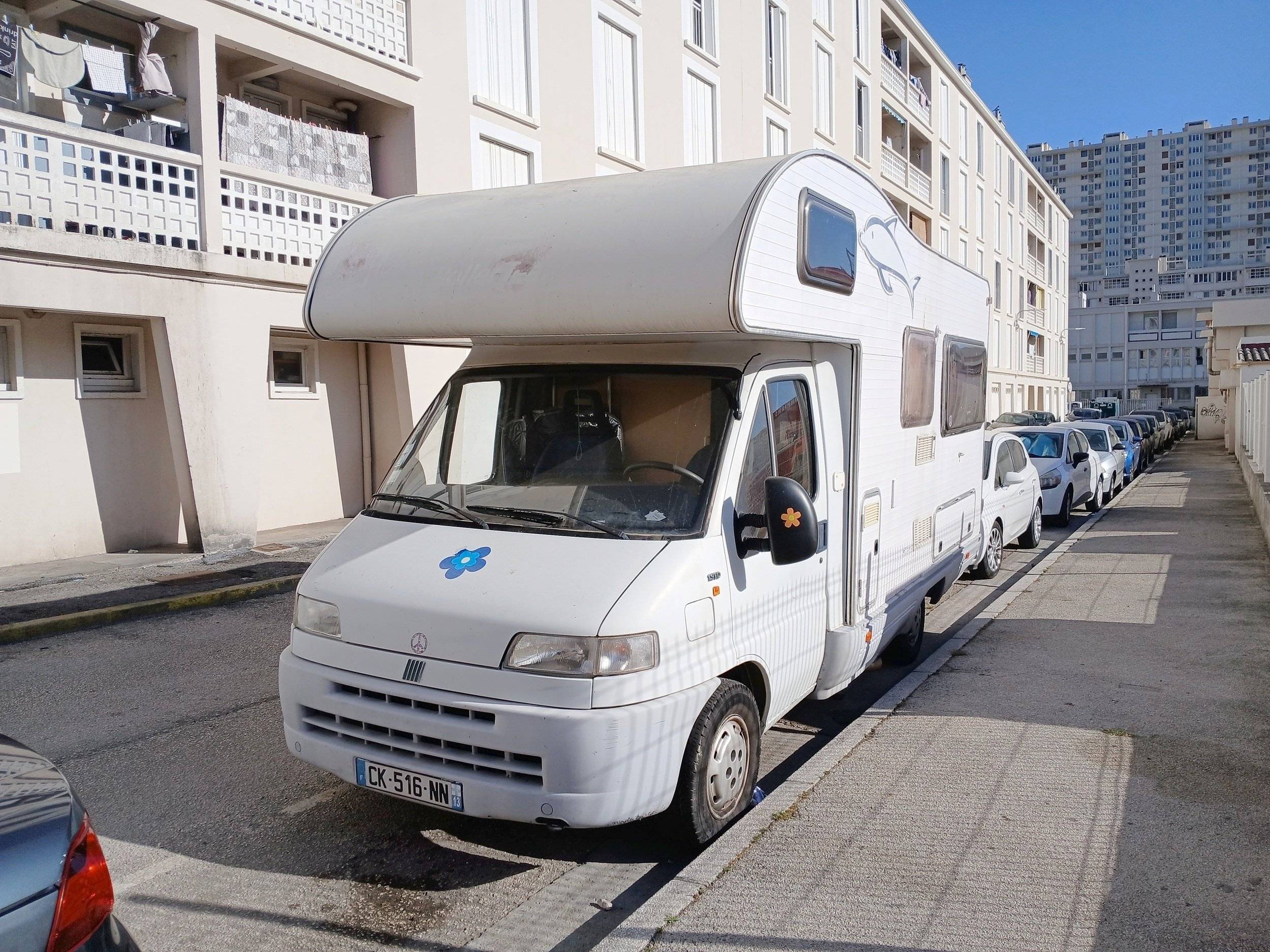 Vista del vehicle angle davanter Fiat Ducato 1.9TD - Yescapa