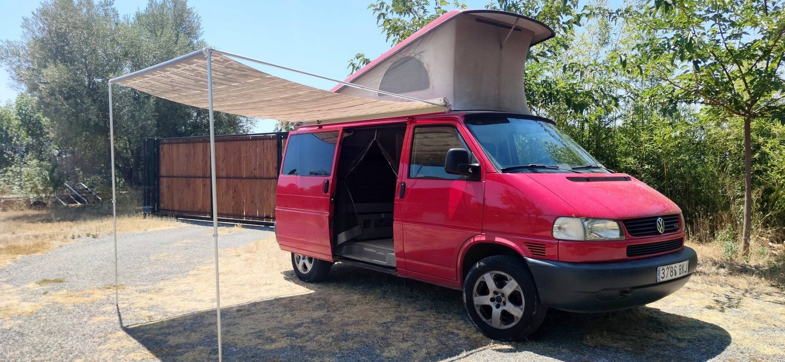 Vista de 3/4 Volkswagen California T4 2.5 TDI 102cv - Yescapa
