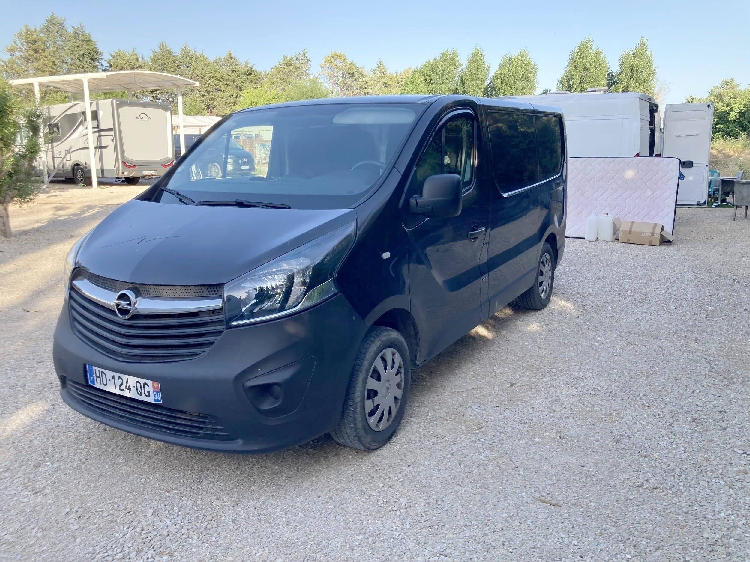 Vista de 3/4 Opel Vivaro - Yescapa