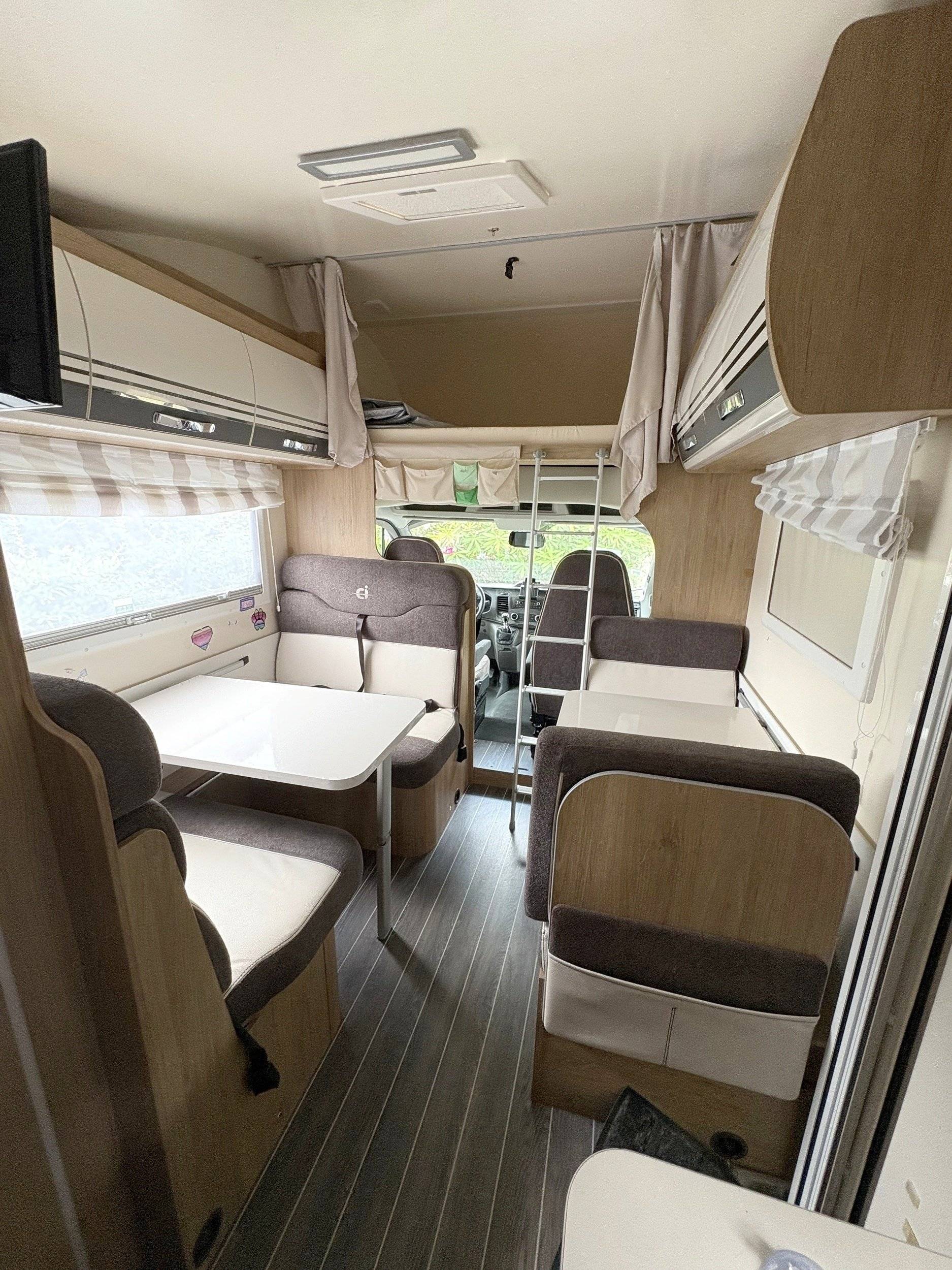 Dinette Ford ford transit - Yescapa